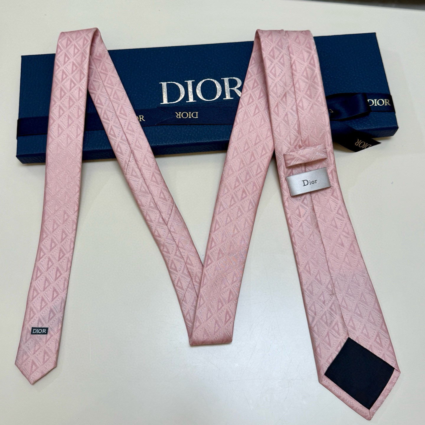特价💰 官方同步新款【线条菱形图案领带】
Dior男士蚕丝藤格纹领带 经典三角格纹设计款领带
穿搭更显气