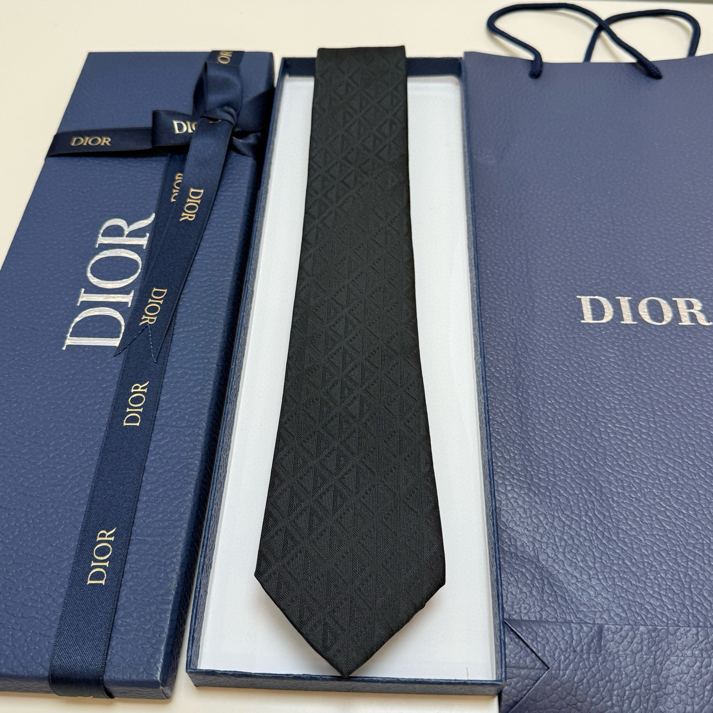 特价💰 官方同步新款【线条菱形图案领带】
Dior男士蚕丝藤格纹领带 经典三角格纹设计款领带
穿搭更显气