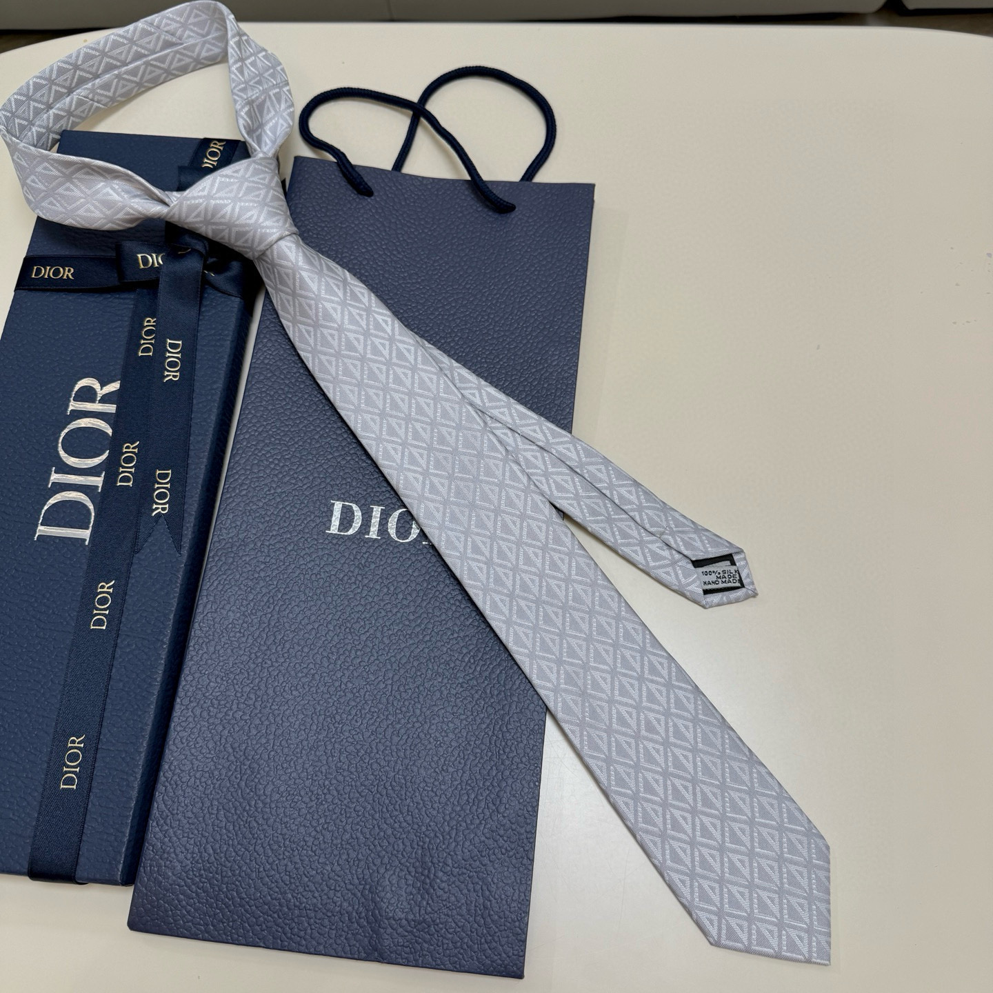 特价💰 官方同步新款【线条菱形图案领带】
Dior男士蚕丝藤格纹领带 经典三角格纹设计款领带
穿搭更显气