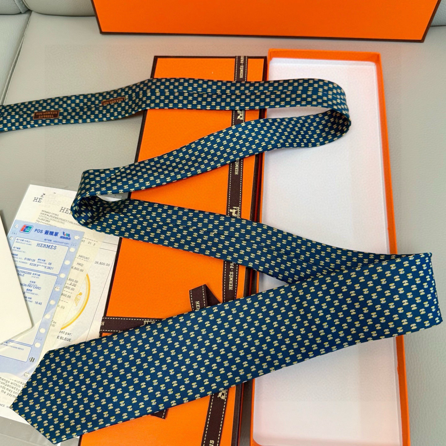 特价💰男士新款领带系列【H叠影领带】👔👔，稀有H家每年都有一千条不同印花的领带面世，从最初的多以几何图案
