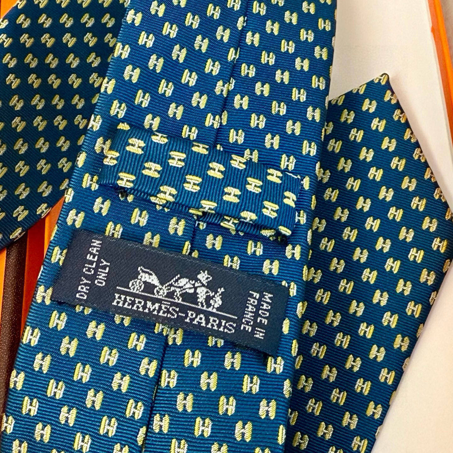 特价💰男士新款领带系列【H叠影领带】👔👔，稀有H家每年都有一千条不同印花的领带面世，从最初的多以几何图案