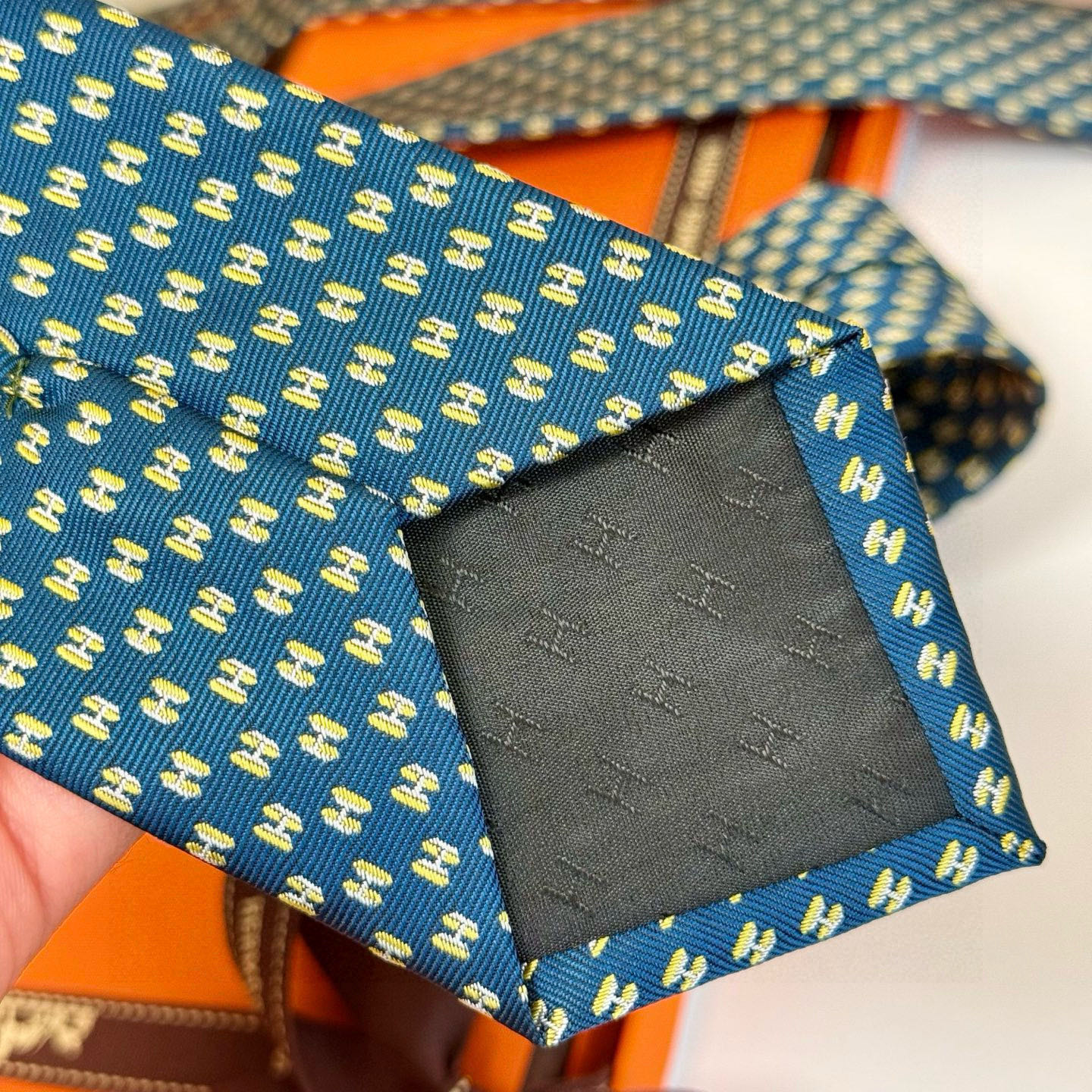 特价💰男士新款领带系列【H叠影领带】👔👔，稀有H家每年都有一千条不同印花的领带面世，从最初的多以几何图案