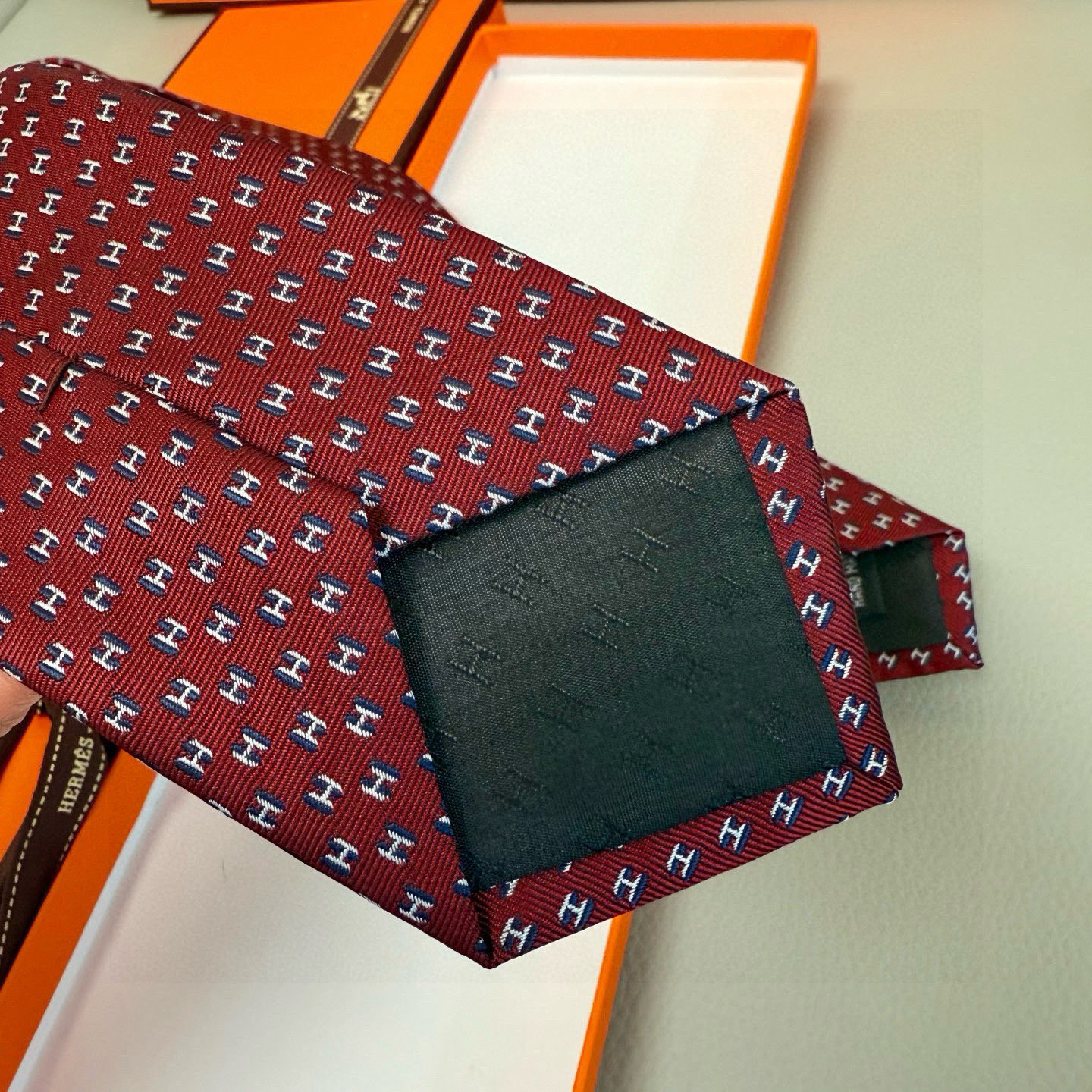 特价💰男士新款领带系列【H叠影领带】👔👔，稀有H家每年都有一千条不同印花的领带面世，从最初的多以几何图案