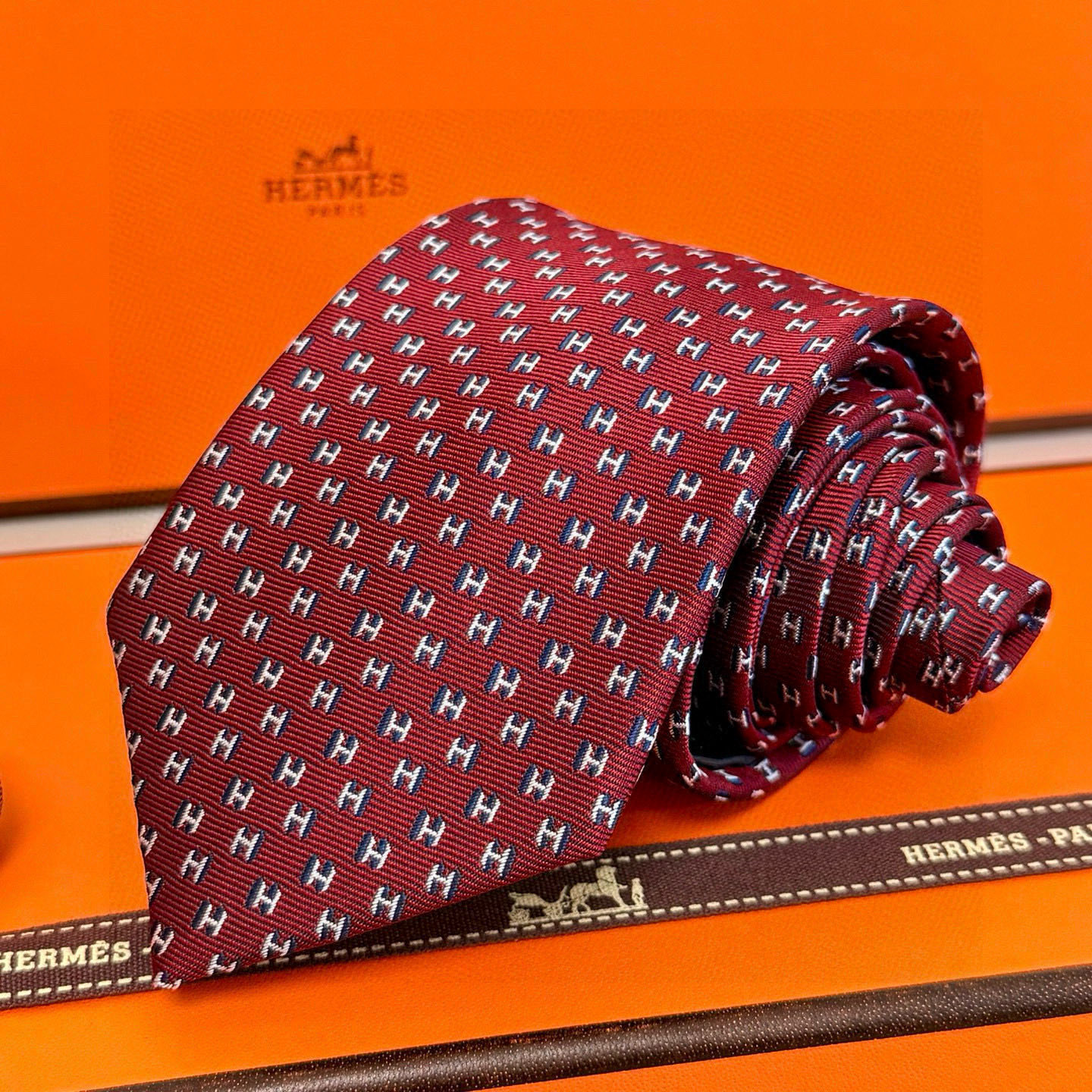 特价💰男士新款领带系列【H叠影领带】👔👔，稀有H家每年都有一千条不同印花的领带面世，从最初的多以几何图案