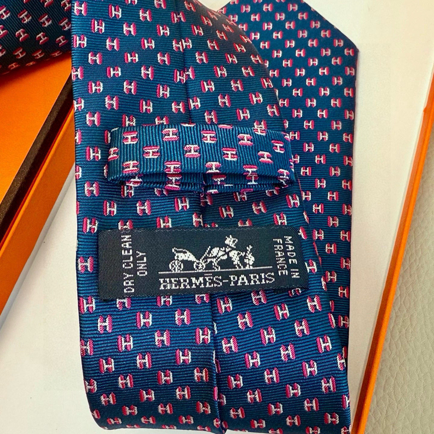 特价💰男士新款领带系列【H叠影领带】👔👔，稀有H家每年都有一千条不同印花的领带面世，从最初的多以几何图案