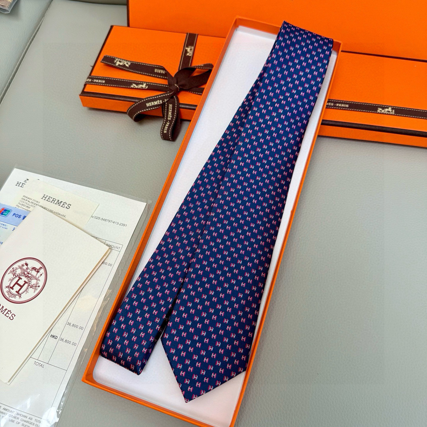 特价💰男士新款领带系列【H叠影领带】👔👔，稀有H家每年都有一千条不同印花的领带面世，从最初的多以几何图案