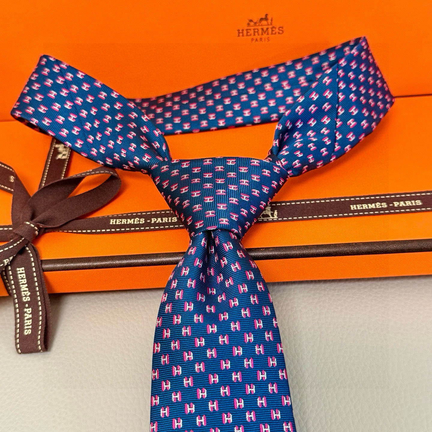 特价💰男士新款领带系列【H叠影领带】👔👔，稀有H家每年都有一千条不同印花的领带面世，从最初的多以几何图案
