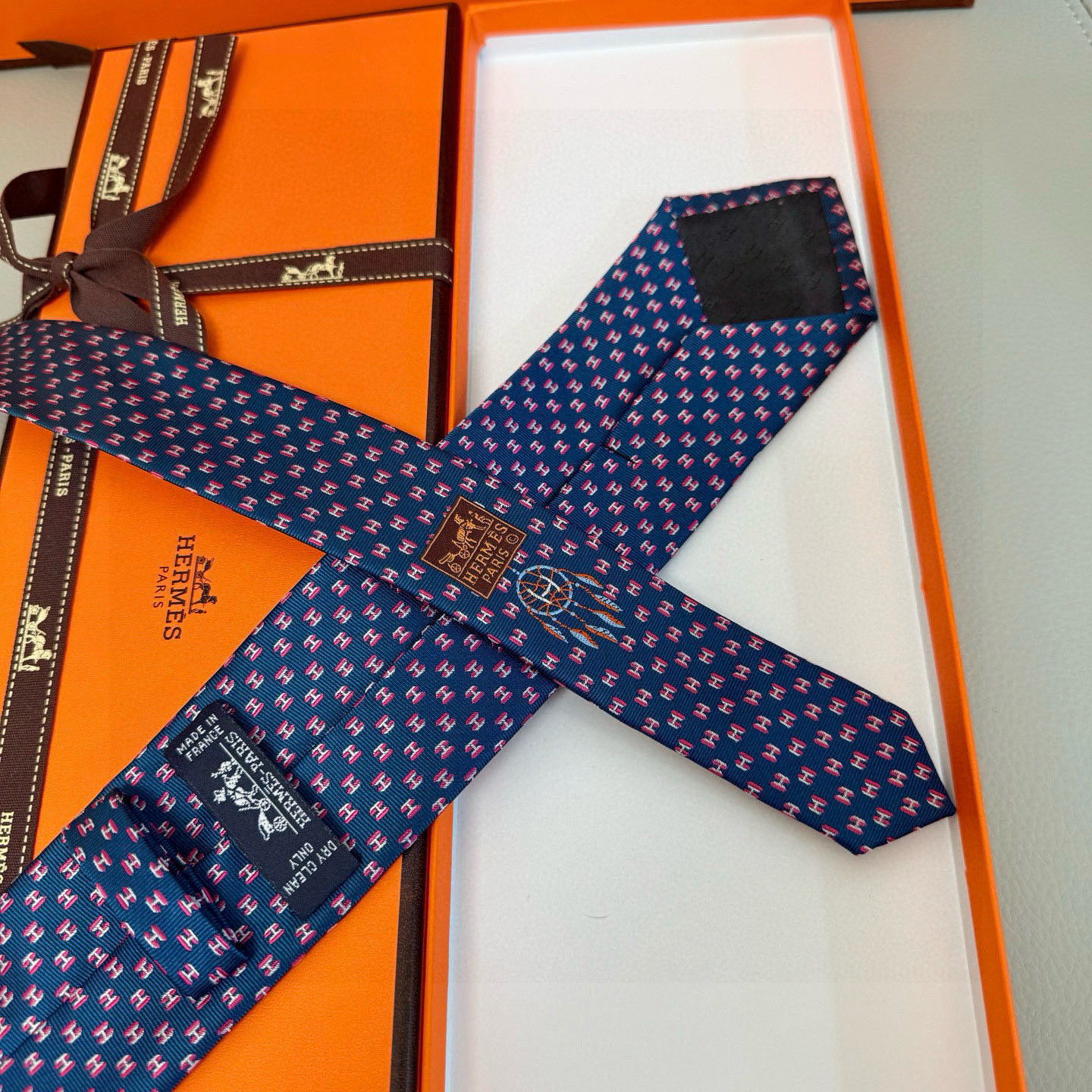 特价💰男士新款领带系列【H叠影领带】👔👔，稀有H家每年都有一千条不同印花的领带面世，从最初的多以几何图案