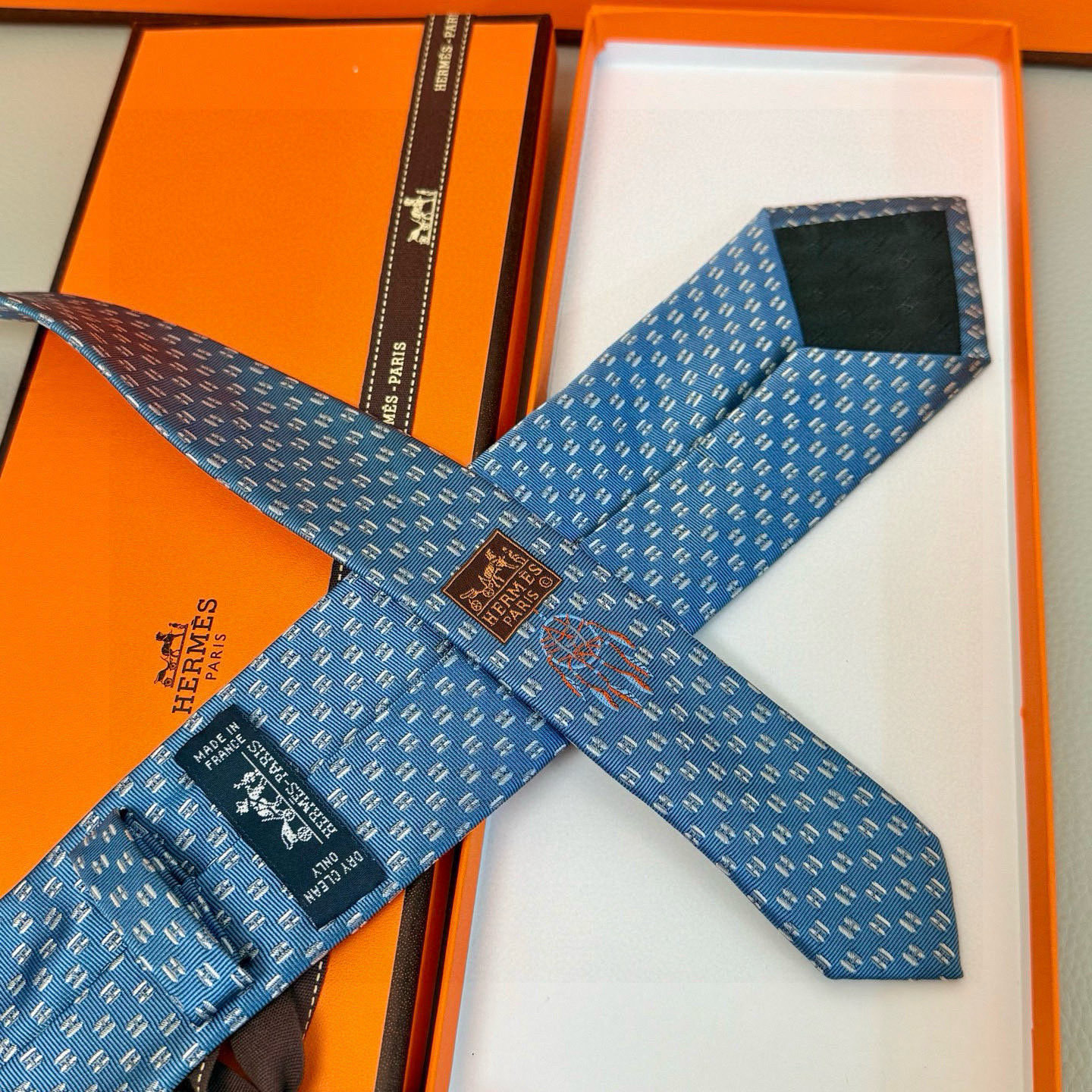 特价💰男士新款领带系列【H叠影领带】👔👔，稀有H家每年都有一千条不同印花的领带面世，从最初的多以几何图案