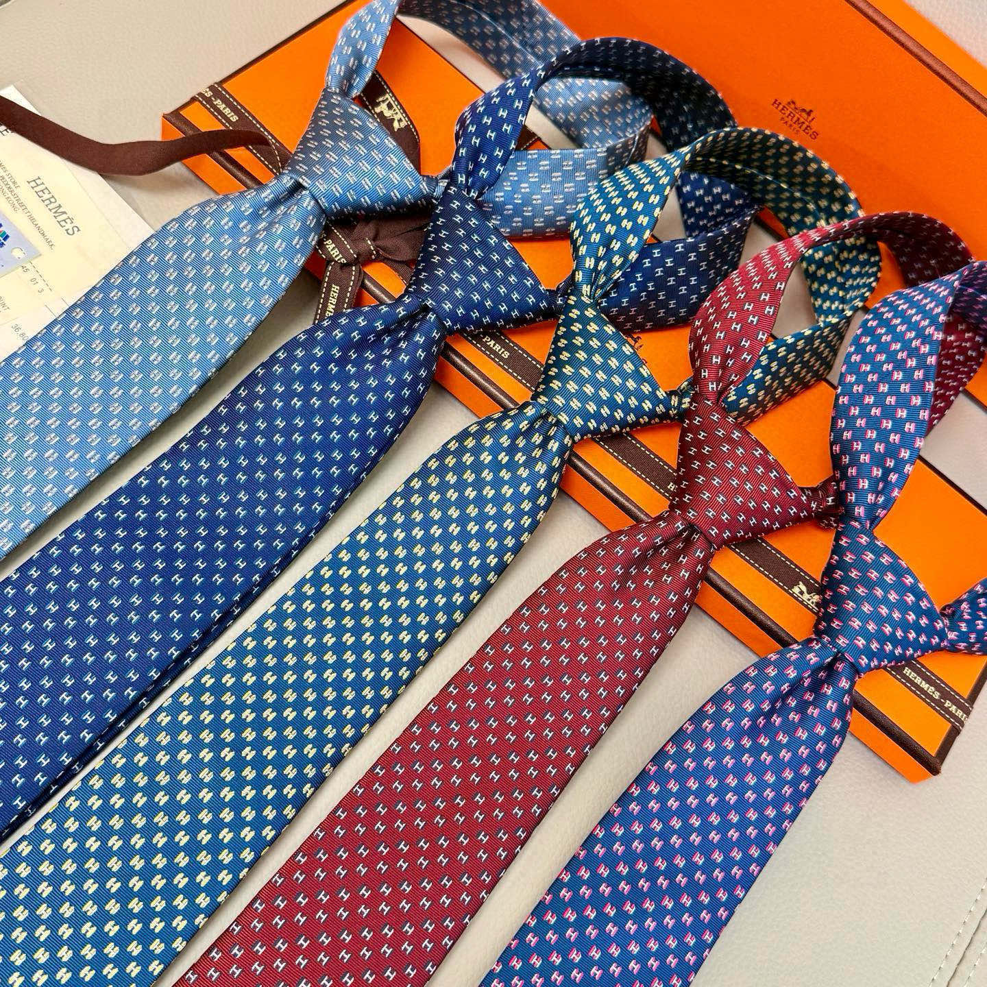 特价💰男士新款领带系列【H叠影领带】👔👔，稀有H家每年都有一千条不同印花的领带面世，从最初的多以几何图案