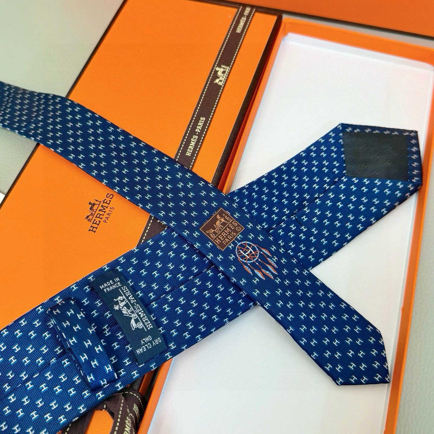 特价💰男士新款领带系列【H叠影领带】👔👔，稀有H家每年都有一千条不同印花的领带面世，从最初的多以几何图案