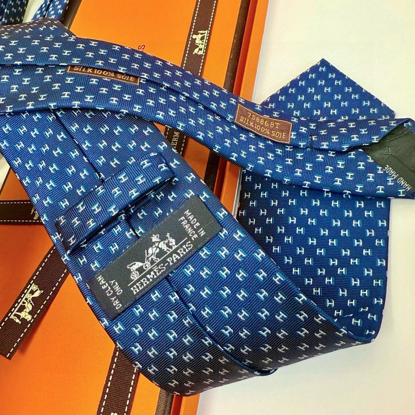 特价💰男士新款领带系列【H叠影领带】👔👔，稀有H家每年都有一千条不同印花的领带面世，从最初的多以几何图案