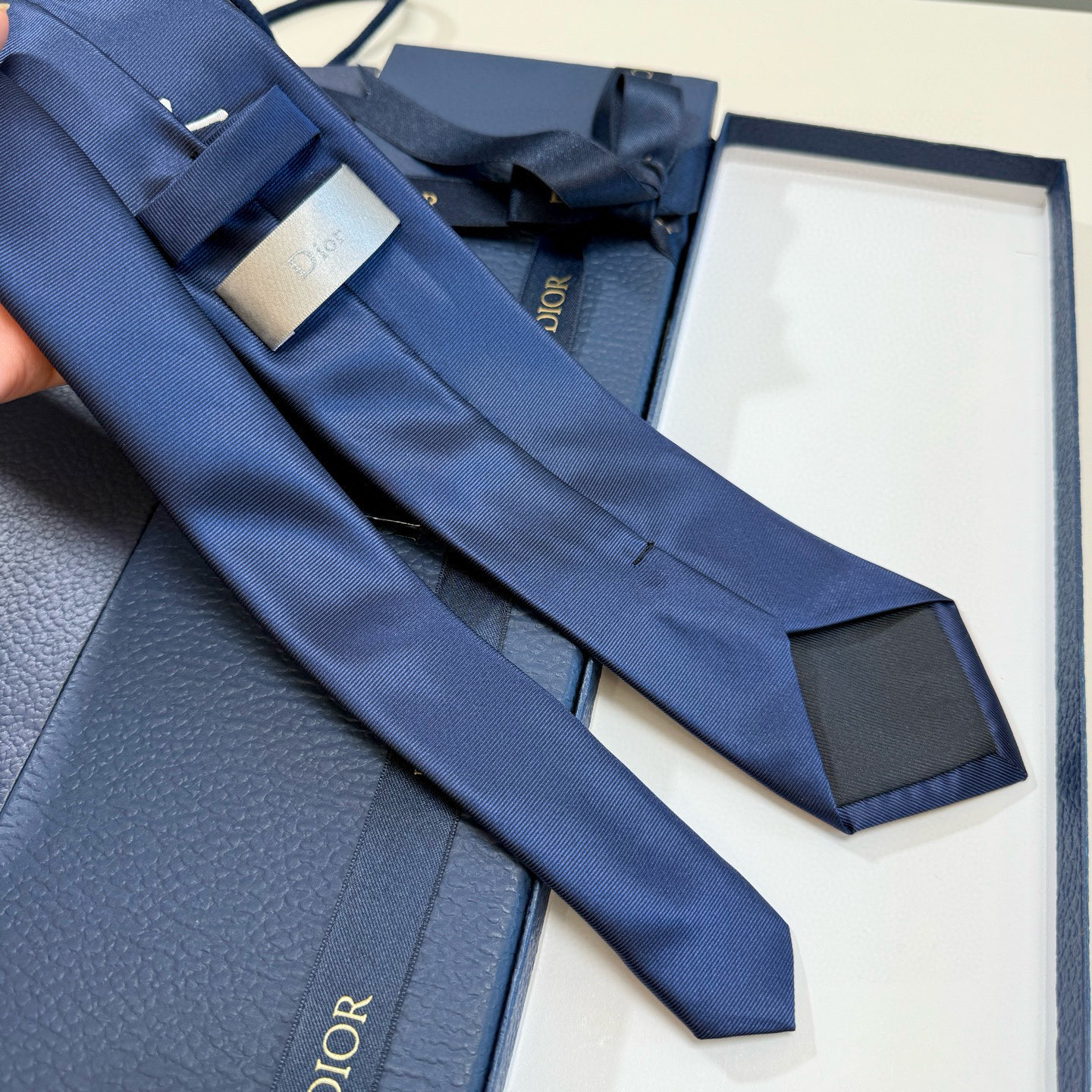 特价💰爆款到👏👏新款迪奥领带 👔👔Dior男士稀有😻😻展现精湛手工与时尚优雅的理想选择，这款采用DO家最