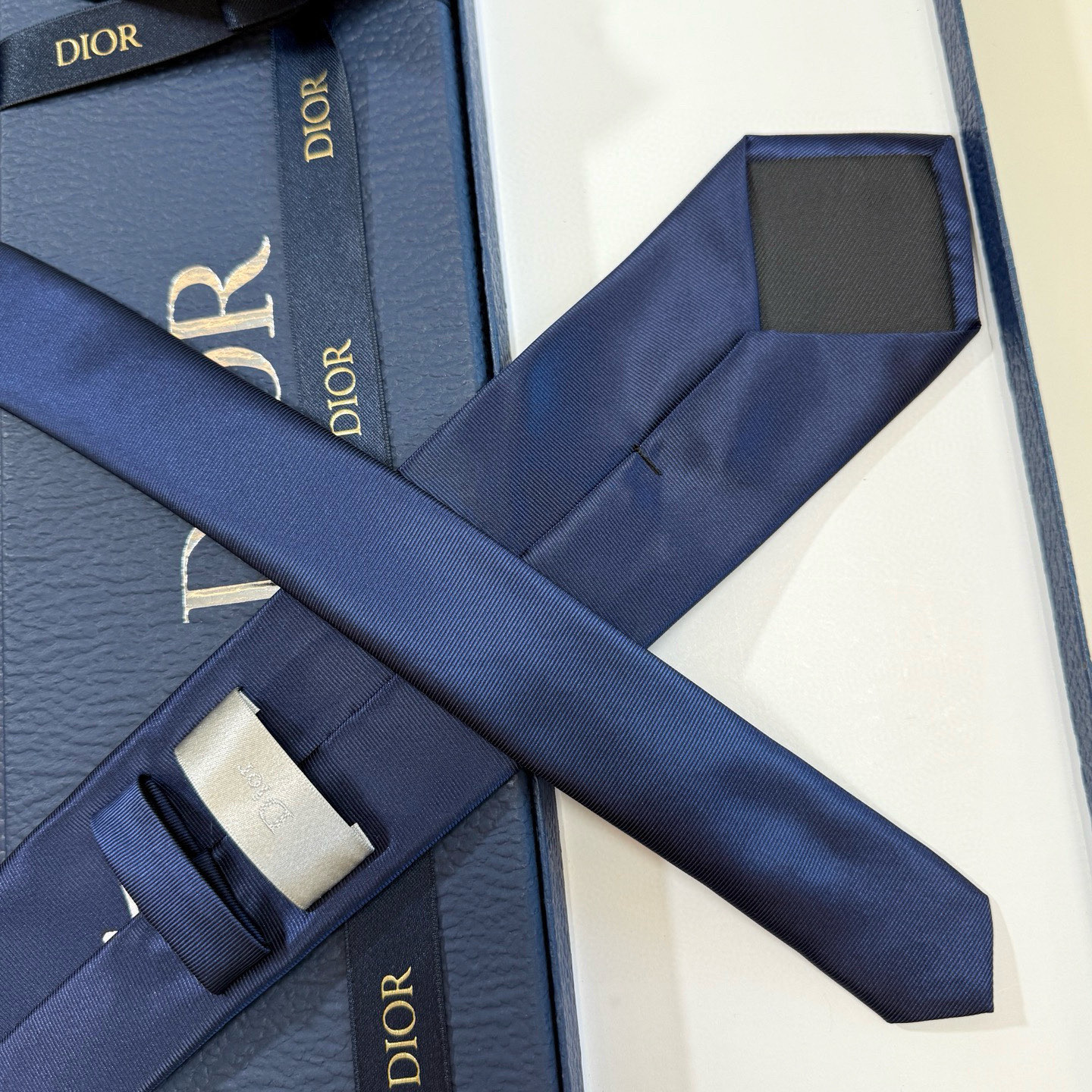 特价💰爆款到👏👏新款迪奥领带 👔👔Dior男士稀有😻😻展现精湛手工与时尚优雅的理想选择，这款采用DO家最