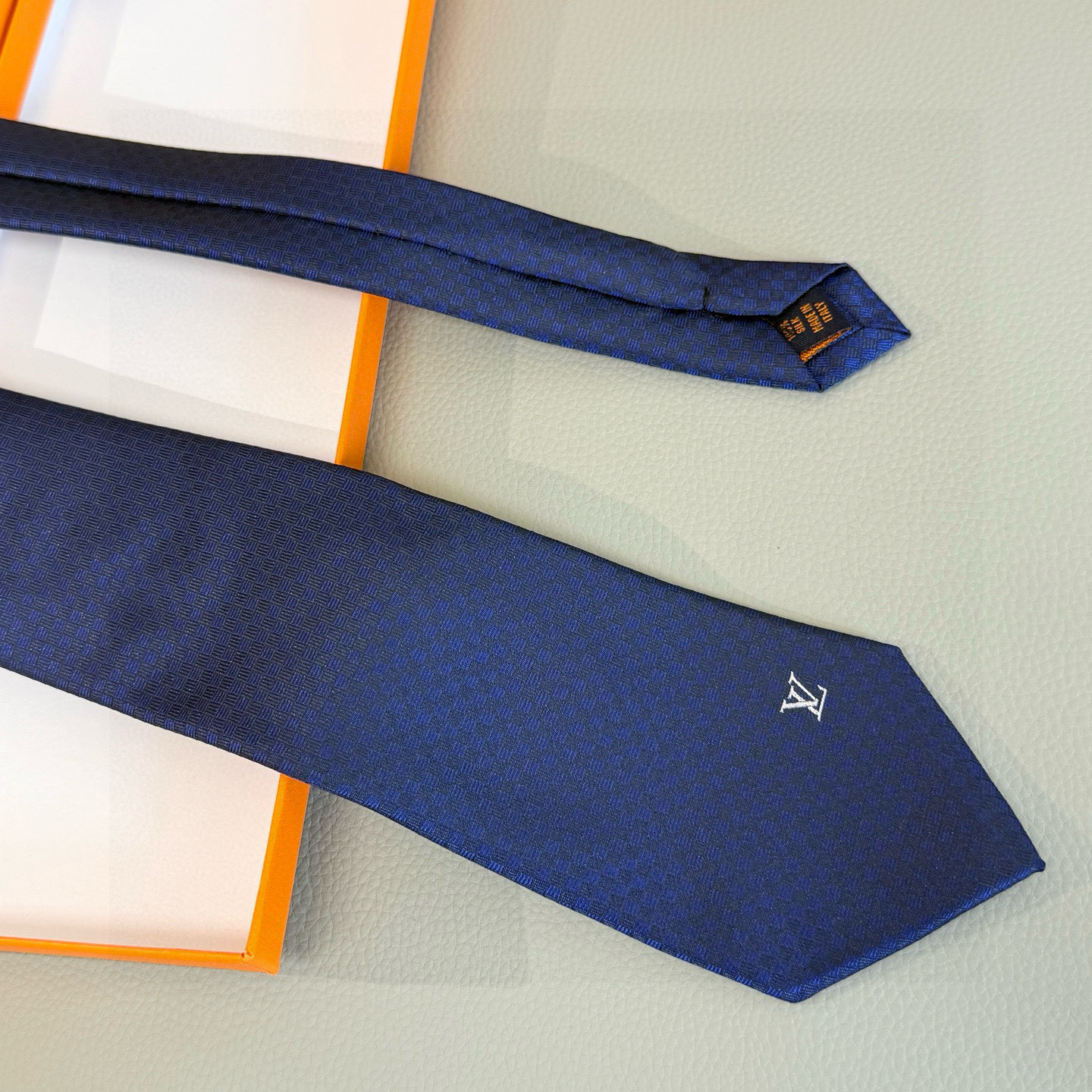 特价💰男士领带系列【LV方格领带】👔👔，稀有😻😻展现精湛手工与时尚优雅的理想选择，这款领带将标志性的Da