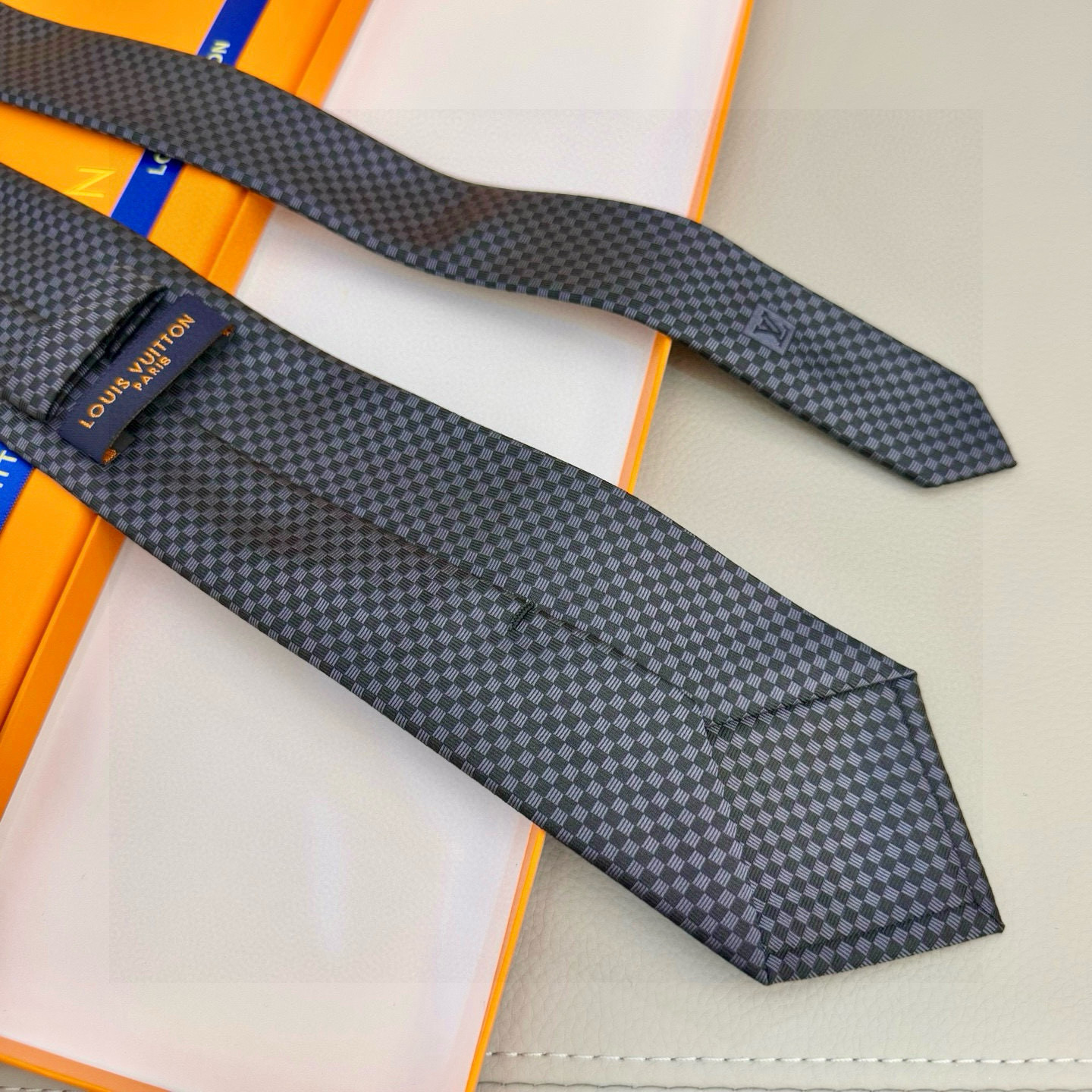 特价💰男士领带系列【LV方格领带】👔👔，稀有😻😻展现精湛手工与时尚优雅的理想选择，这款领带将标志性的Da