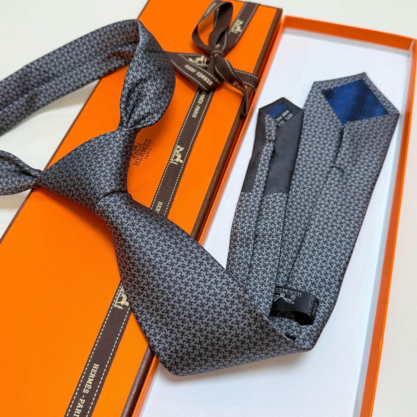 特价💰男士新款领带系列【H标志图案领带】👔👔，稀有H家每年都有一千条不同印花的领带面世，从最初的多以几何