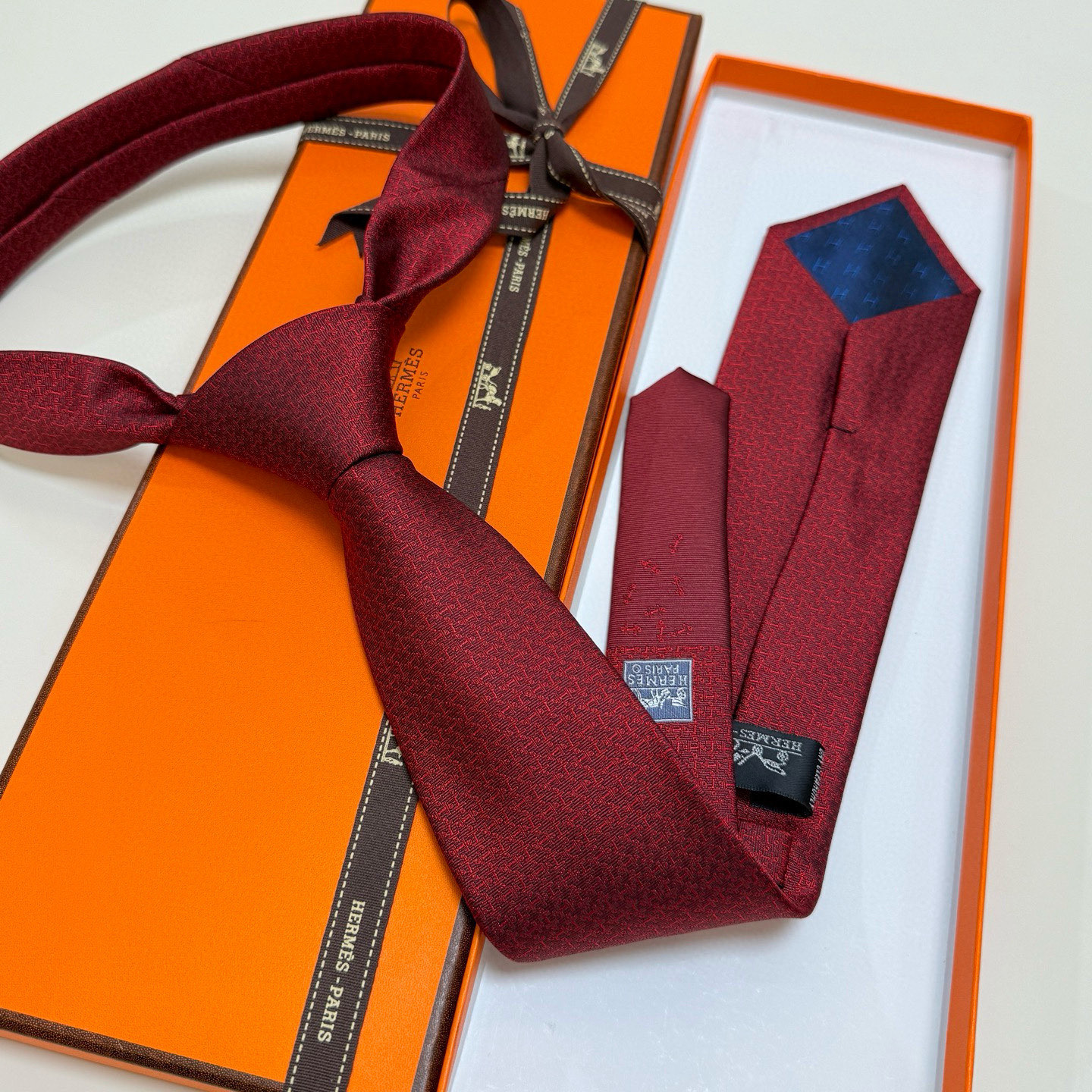 特价💰男士新款领带系列【H标志图案领带】👔👔，稀有H家每年都有一千条不同印花的领带面世，从最初的多以几何