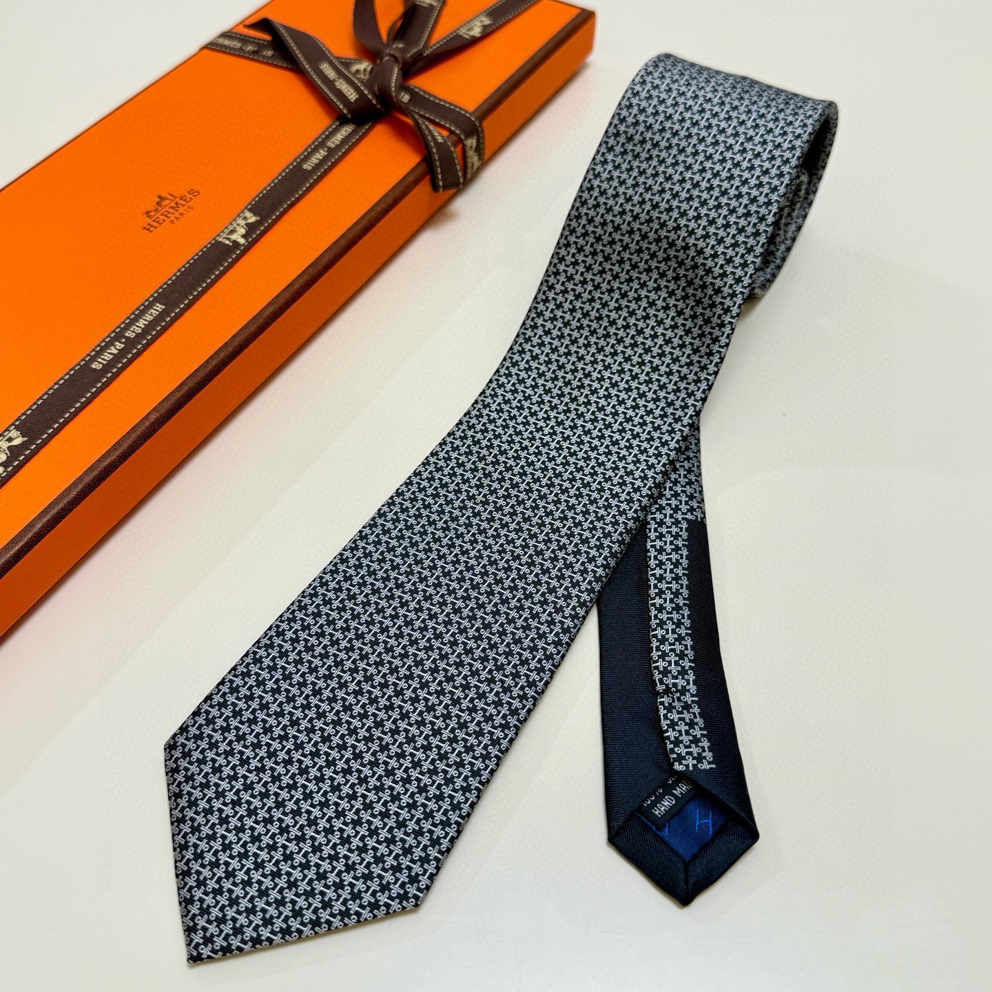 特价💰男士新款领带系列【H标志图案领带】👔👔，稀有H家每年都有一千条不同印花的领带面世，从最初的多以几何