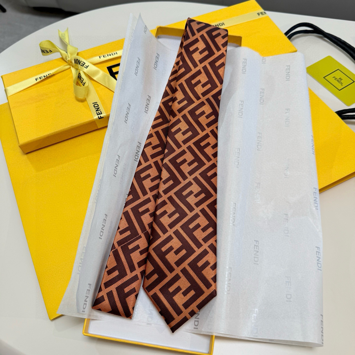 特价💰💰💰实物真的很美，男士芬迪爆款领带👔👔，稀有😻😻展现精湛手工与时尚优雅的理想选择，这款采用F家最具