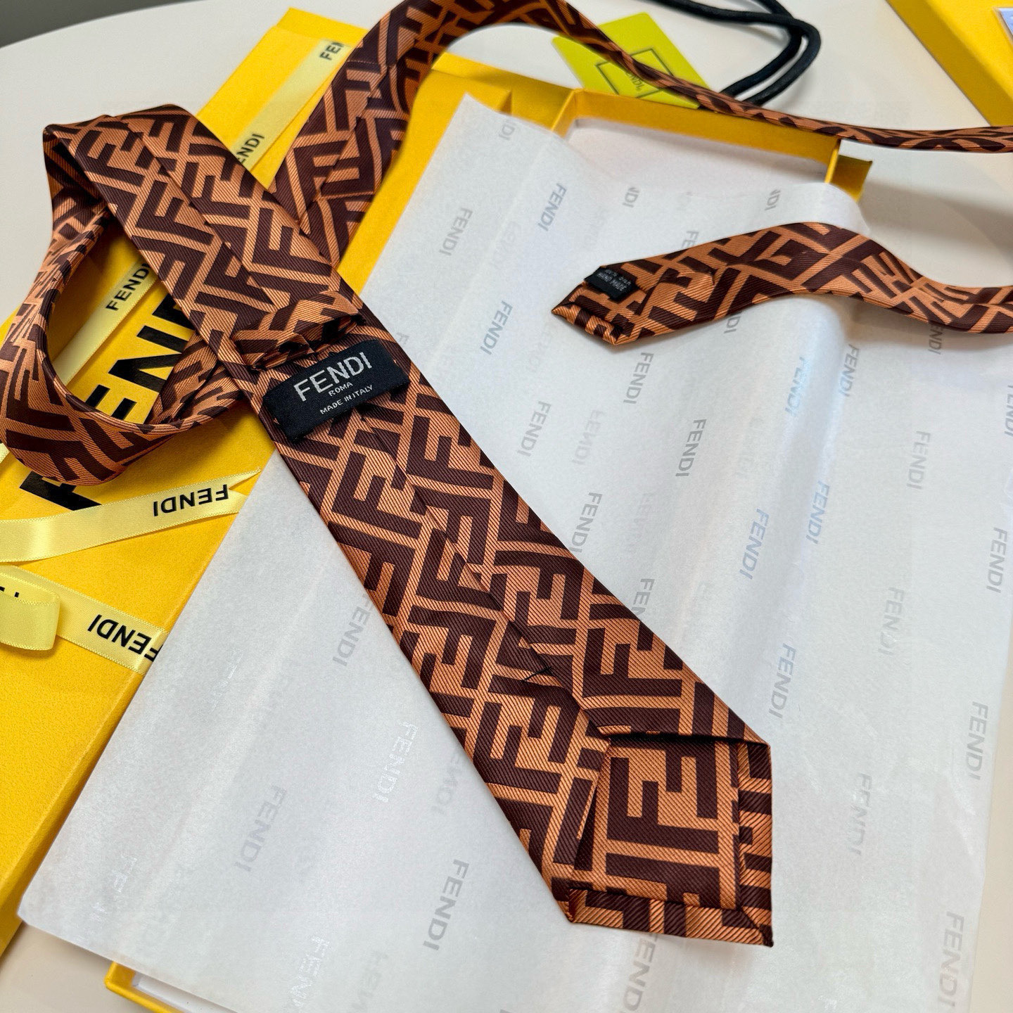 特价💰💰💰实物真的很美，男士芬迪爆款领带👔👔，稀有😻😻展现精湛手工与时尚优雅的理想选择，这款采用F家最具