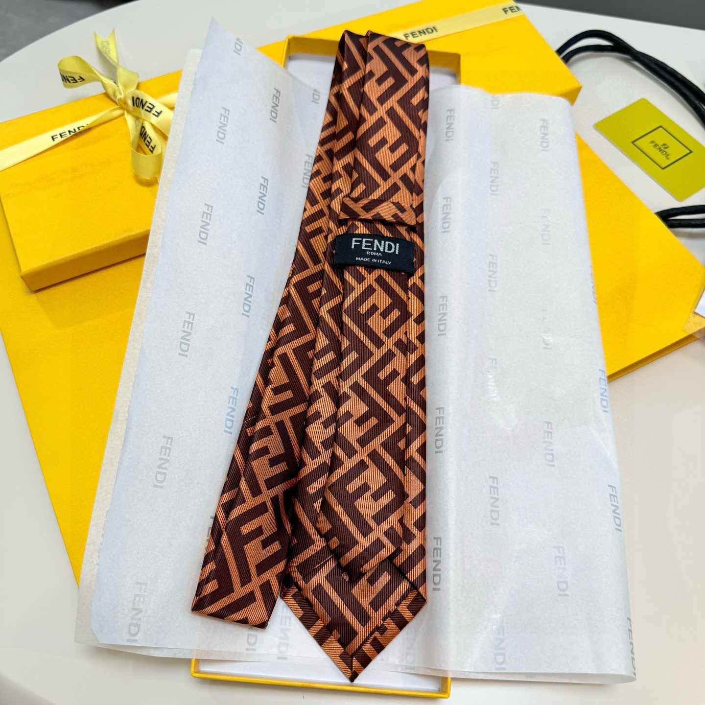 特价💰💰💰实物真的很美，男士芬迪爆款领带👔👔，稀有😻😻展现精湛手工与时尚优雅的理想选择，这款采用F家最具