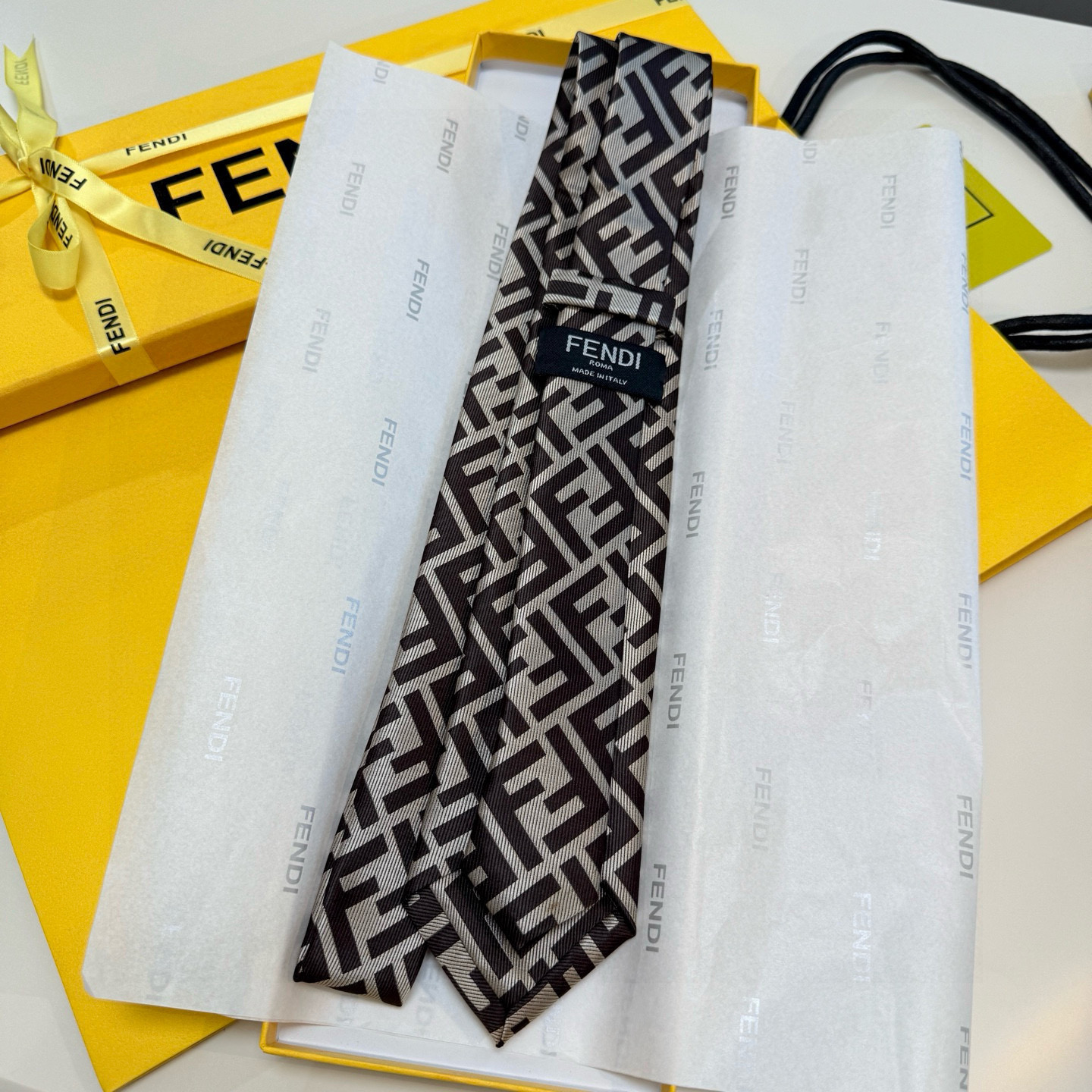 特价💰💰实物真的很美，男士芬迪爆款领带👔👔，稀有😻😻展现精湛手工与时尚优雅的理想选择，这款采用F家最具标