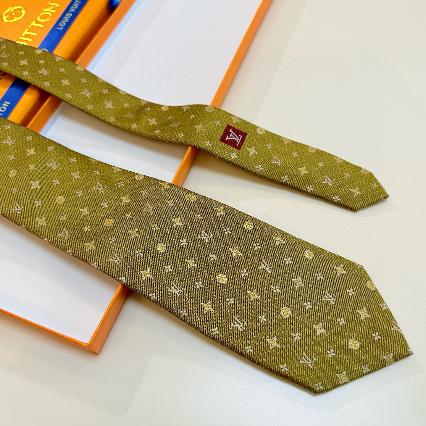 特价💰LV男士领带系列【L老花字母提花领带】👔👔，稀有😻😻展现精湛手工与时尚优雅的理想选择，这款领带将标