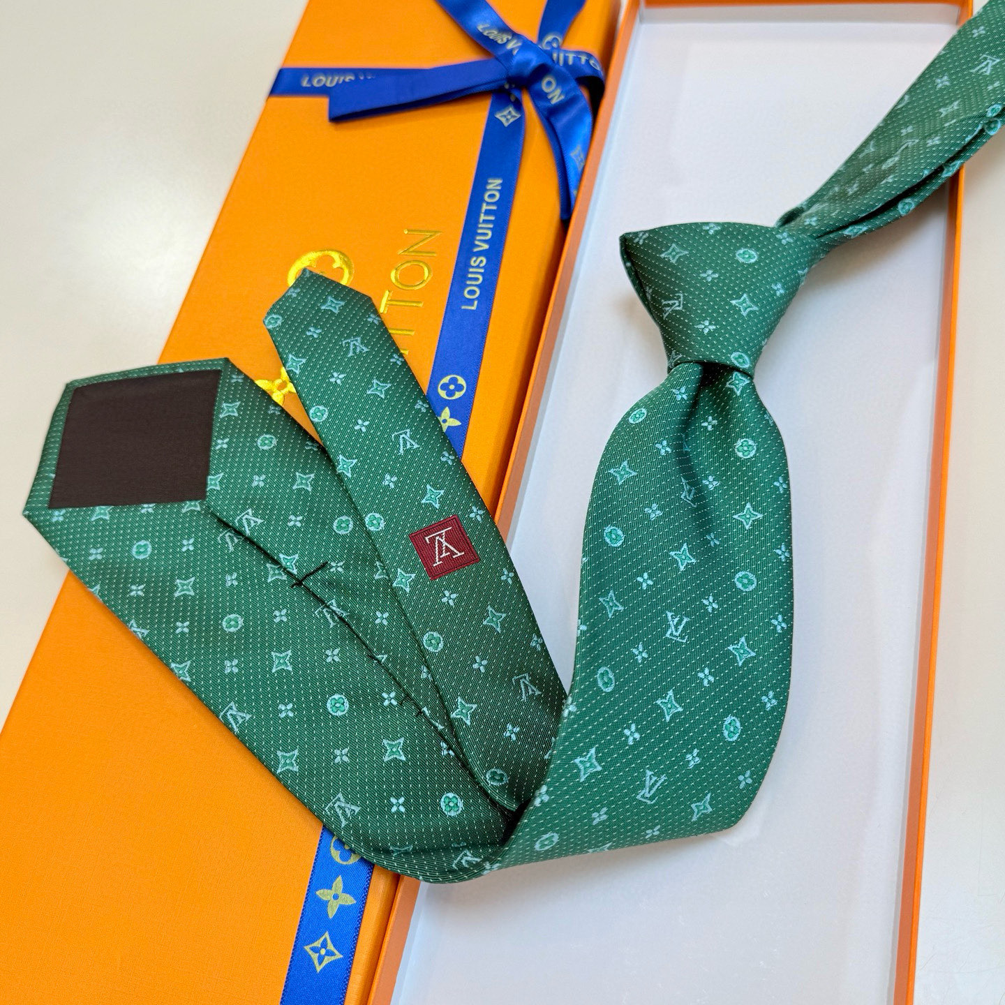 特价💰LV男士领带系列【L老花字母提花领带】👔👔，稀有😻😻展现精湛手工与时尚优雅的理想选择，这款领带将标