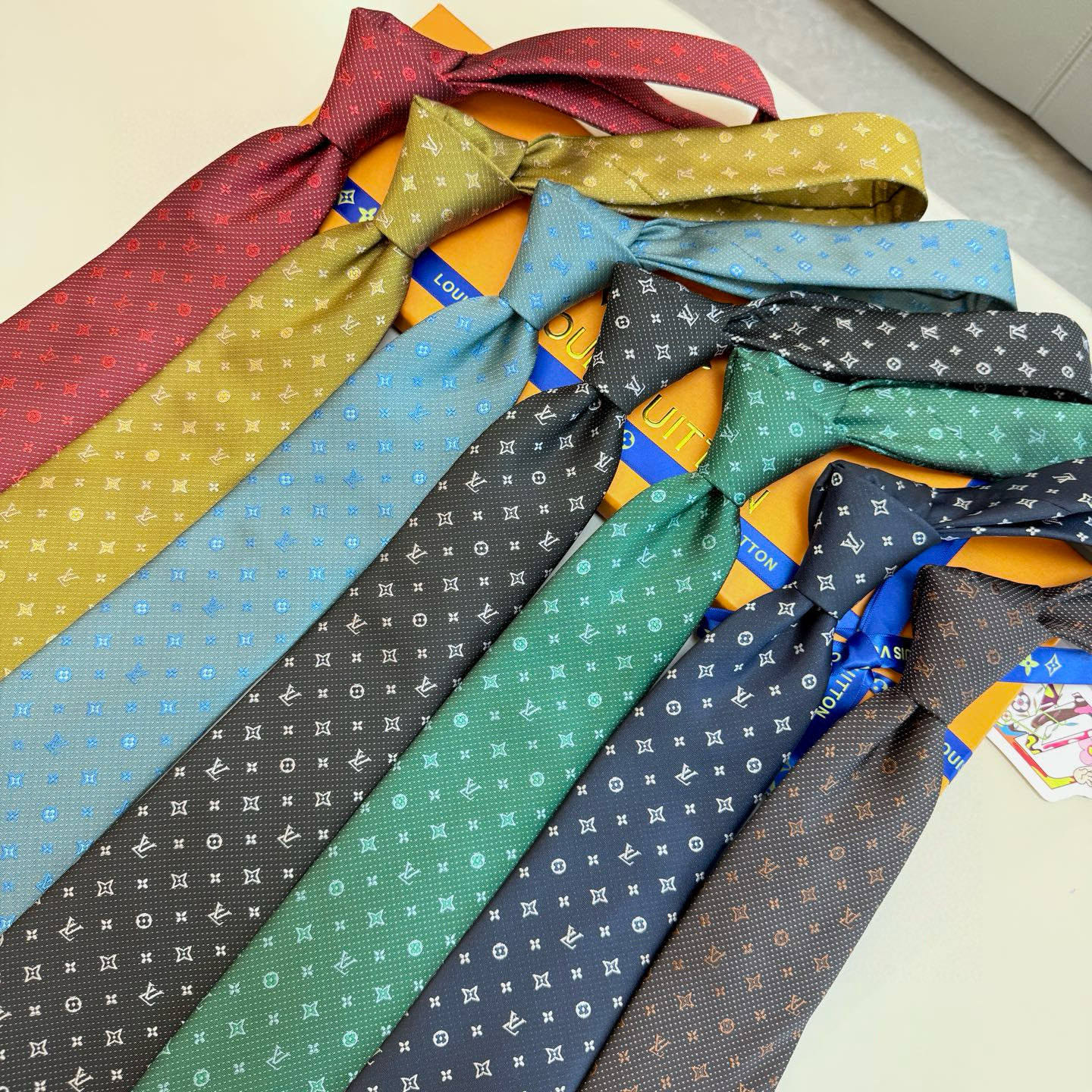 特价💰LV男士领带系列【L老花字母提花领带】👔👔，稀有😻😻展现精湛手工与时尚优雅的理想选择，这款领带将标