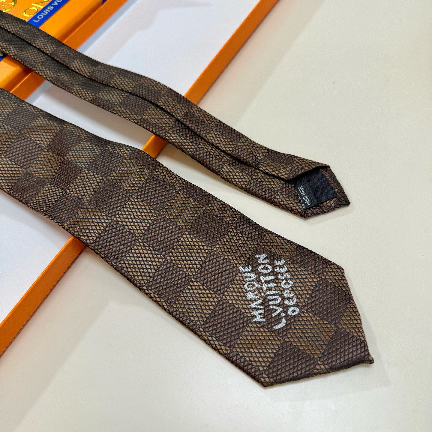 特价💰 专柜同步新款 LV棋盘格领带👔👔，稀有😻😻展现精湛手工与时尚优雅的理想选择，这款领带将标志性的路