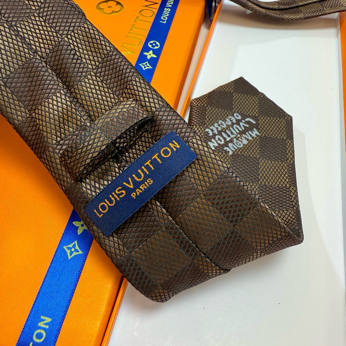 特价💰 专柜同步新款 LV棋盘格领带👔👔，稀有😻😻展现精湛手工与时尚优雅的理想选择，这款领带将标志性的路