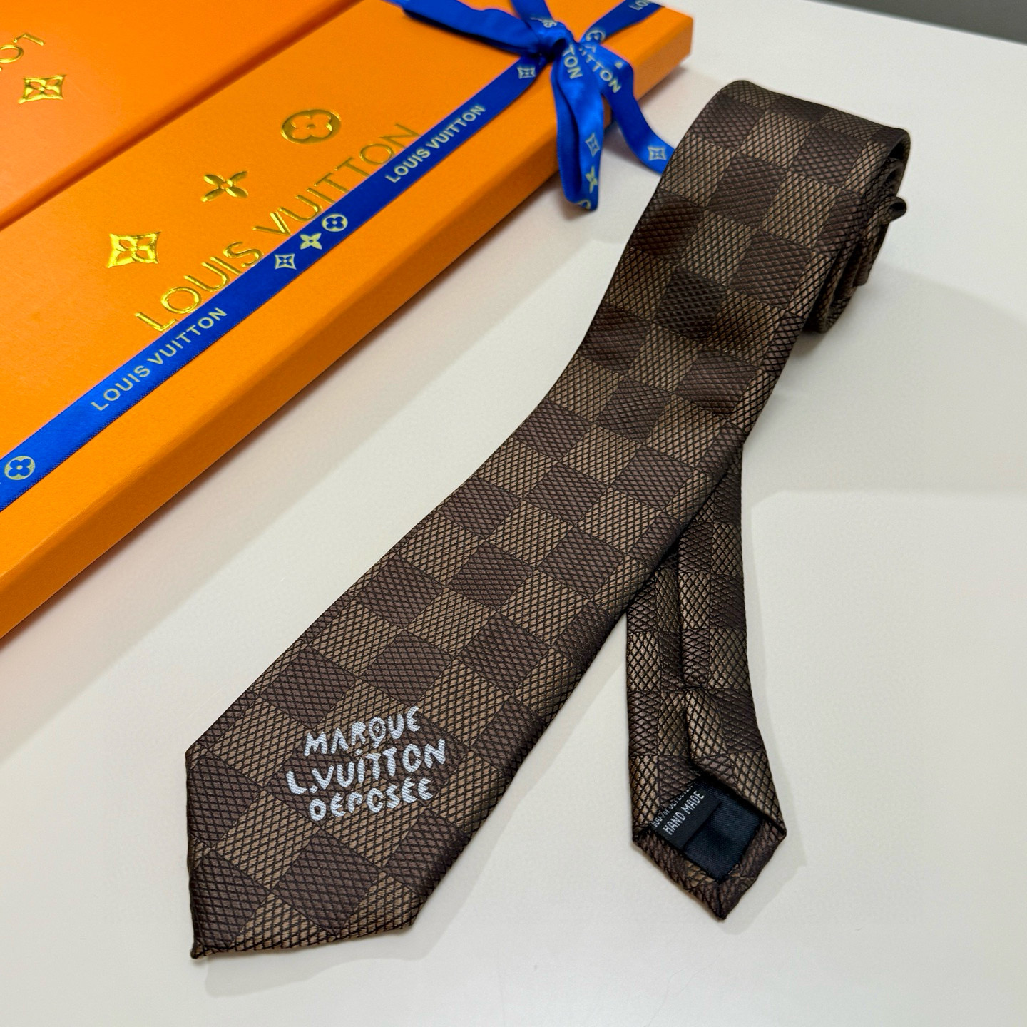 特价💰 专柜同步新款 LV棋盘格领带👔👔，稀有😻😻展现精湛手工与时尚优雅的理想选择，这款领带将标志性的路