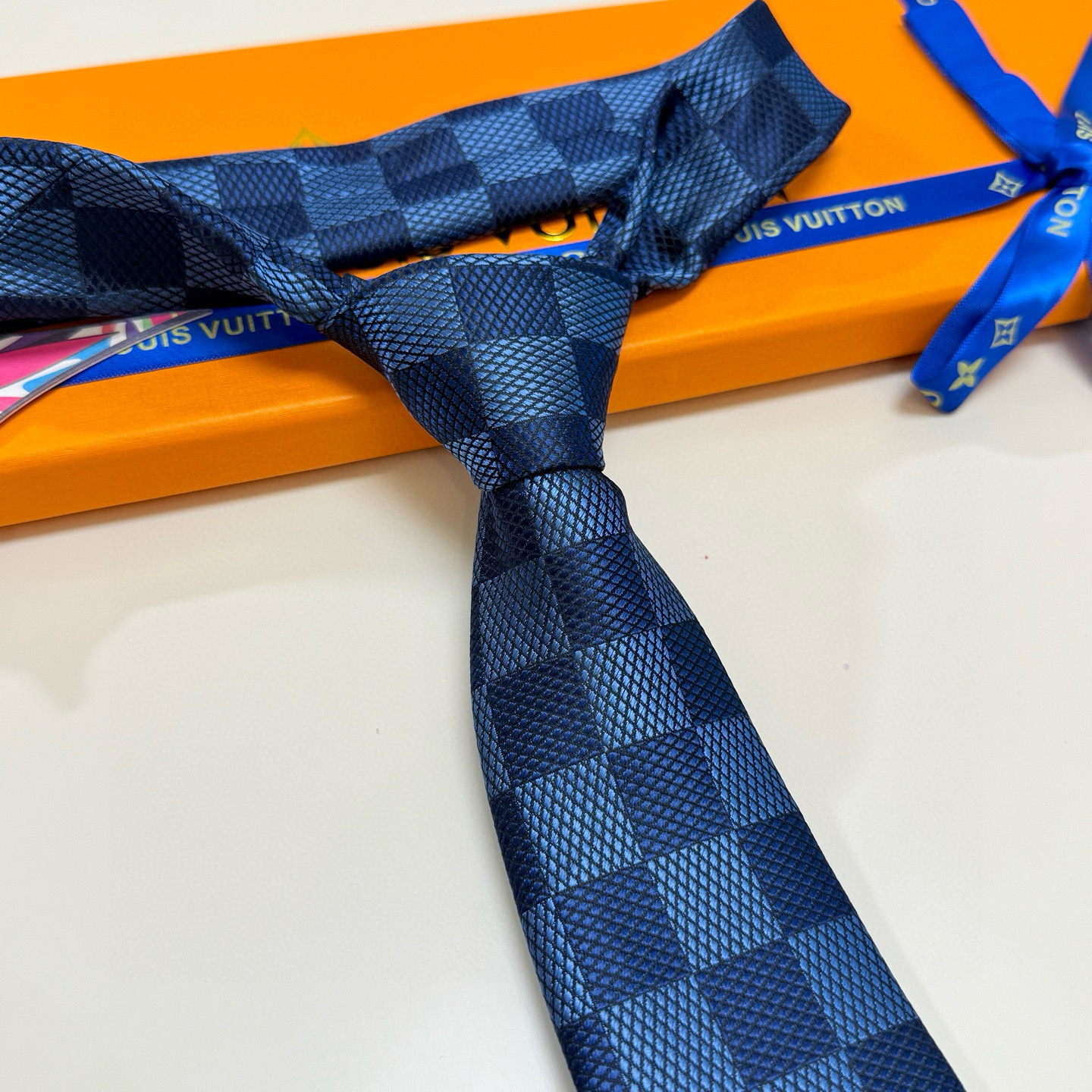 特价💰 专柜同步新款 LV棋盘格领带👔👔，稀有😻😻展现精湛手工与时尚优雅的理想选择，这款领带将标志性的路