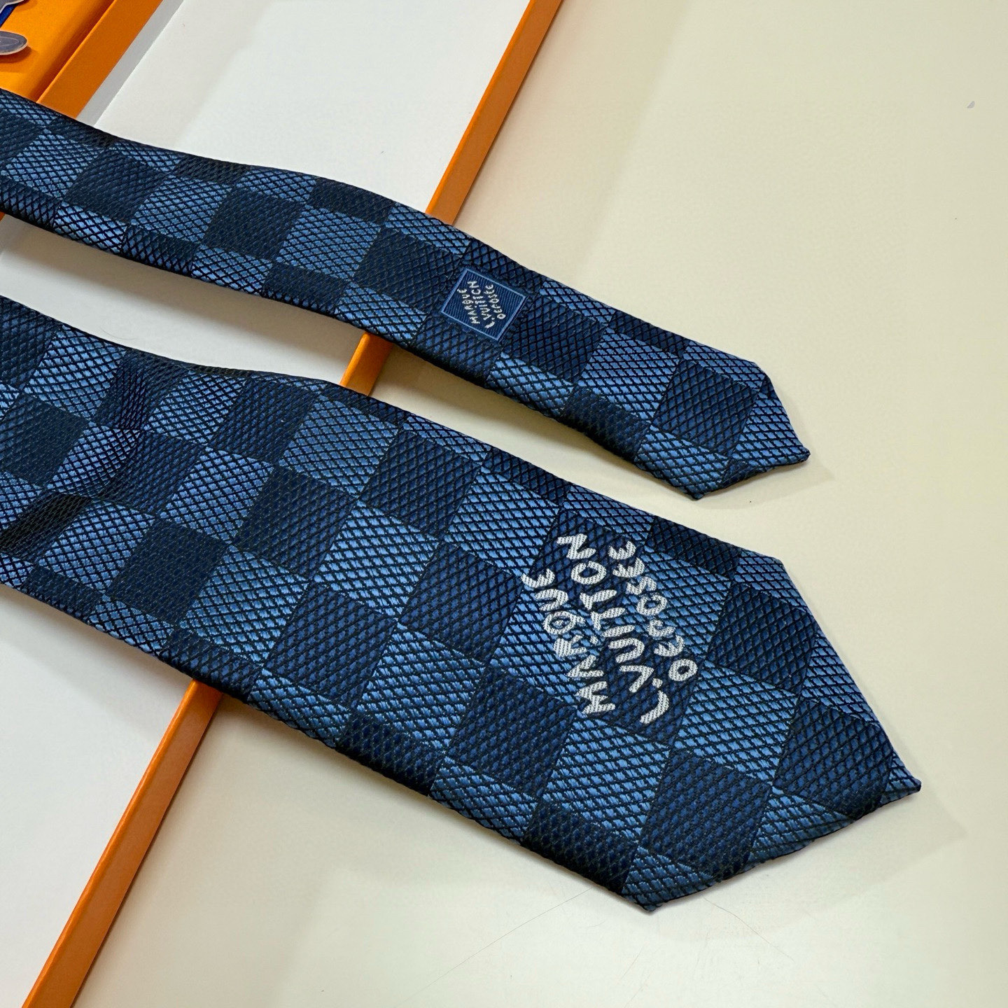 特价💰 专柜同步新款 LV棋盘格领带👔👔，稀有😻😻展现精湛手工与时尚优雅的理想选择，这款领带将标志性的路