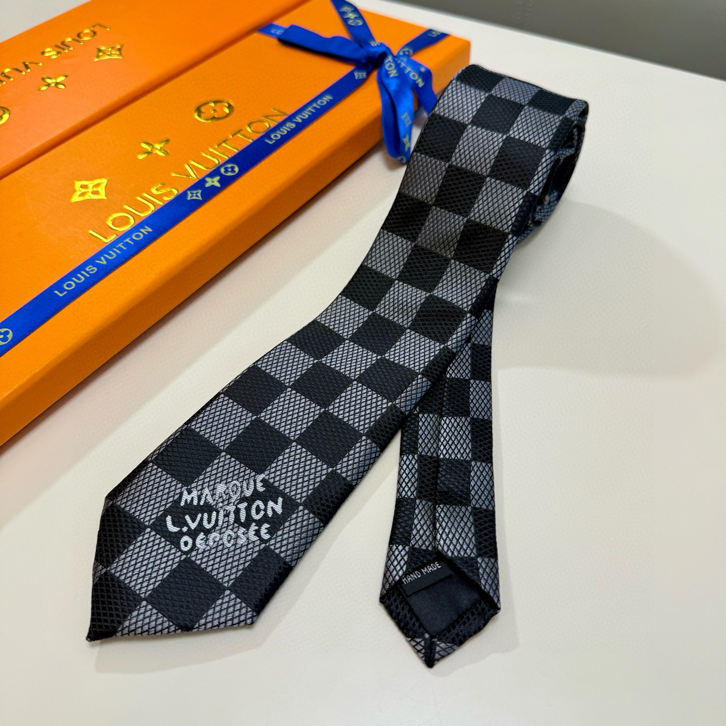 特价💰 专柜同步新款 LV棋盘格领带👔👔，稀有😻😻展现精湛手工与时尚优雅的理想选择，这款领带将标志性的路