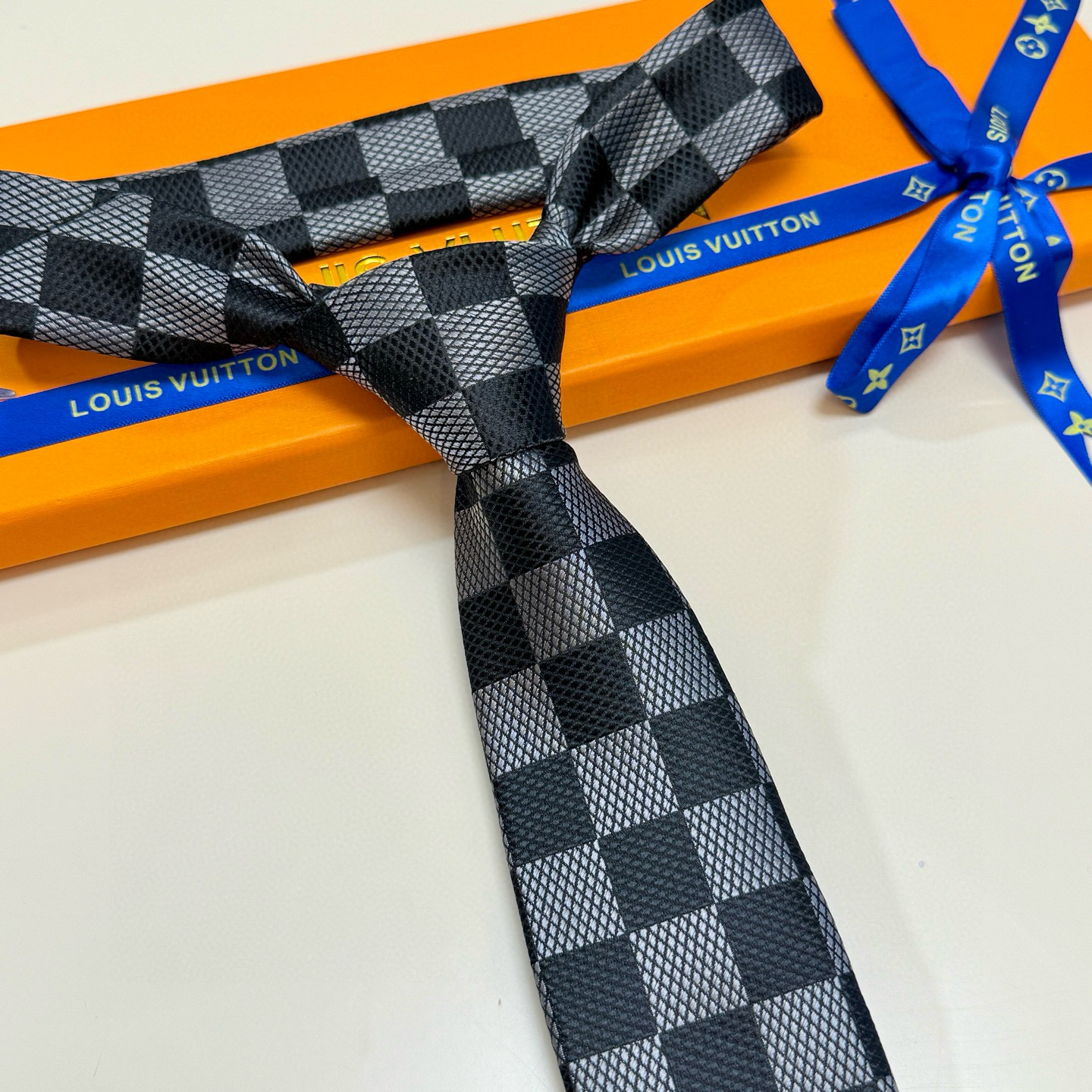 特价💰 专柜同步新款 LV棋盘格领带👔👔，稀有😻😻展现精湛手工与时尚优雅的理想选择，这款领带将标志性的路