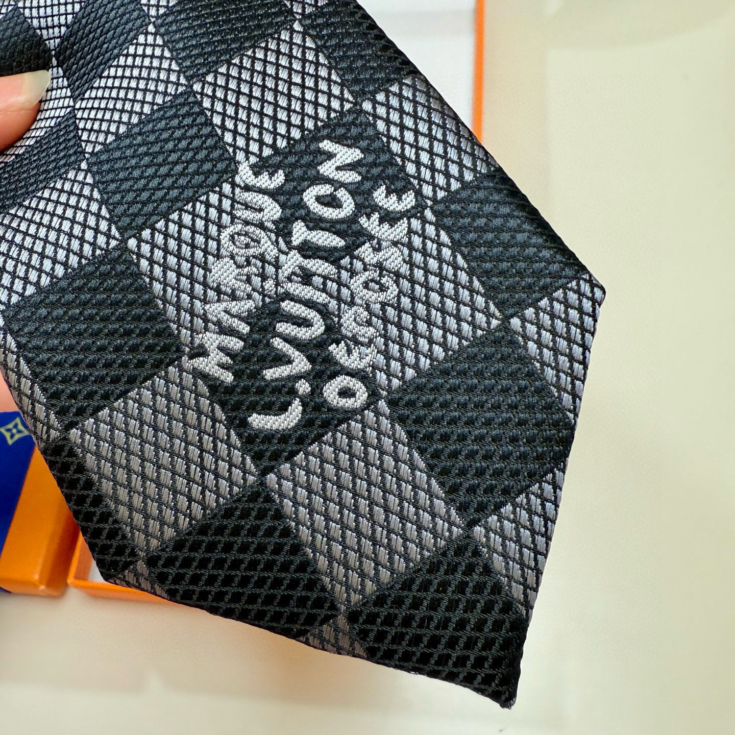特价💰 专柜同步新款 LV棋盘格领带👔👔，稀有😻😻展现精湛手工与时尚优雅的理想选择，这款领带将标志性的路