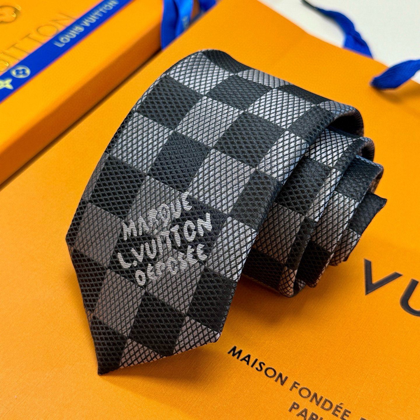 特价💰 专柜同步新款 LV棋盘格领带👔👔，稀有😻😻展现精湛手工与时尚优雅的理想选择，这款领带将标志性的路