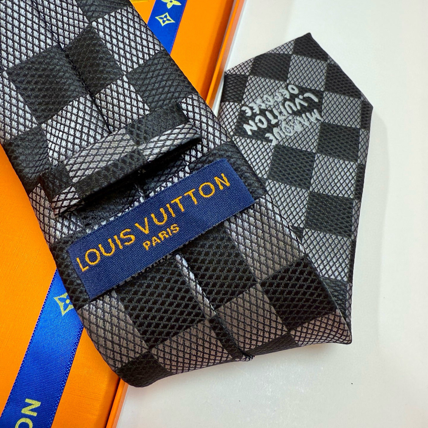 特价💰 专柜同步新款 LV棋盘格领带👔👔，稀有😻😻展现精湛手工与时尚优雅的理想选择，这款领带将标志性的路
