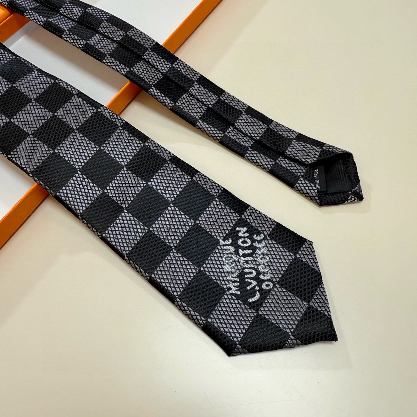 特价💰 专柜同步新款 LV棋盘格领带👔👔，稀有😻😻展现精湛手工与时尚优雅的理想选择，这款领带将标志性的路