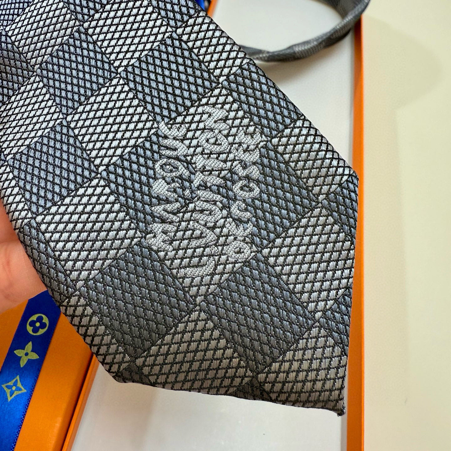 特价💰 专柜同步新款 LV棋盘格领带👔👔，稀有😻😻展现精湛手工与时尚优雅的理想选择，这款领带将标志性的路