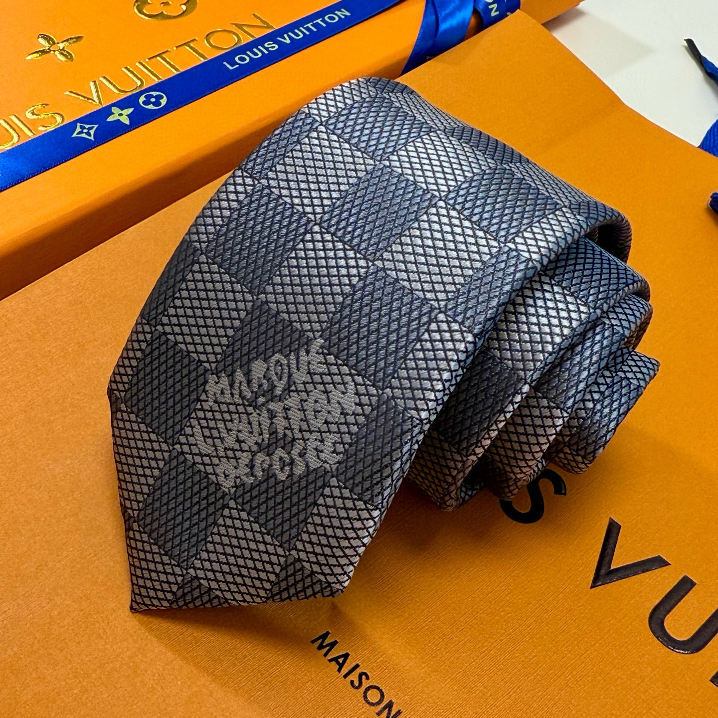 特价💰 专柜同步新款 LV棋盘格领带👔👔，稀有😻😻展现精湛手工与时尚优雅的理想选择，这款领带将标志性的路
