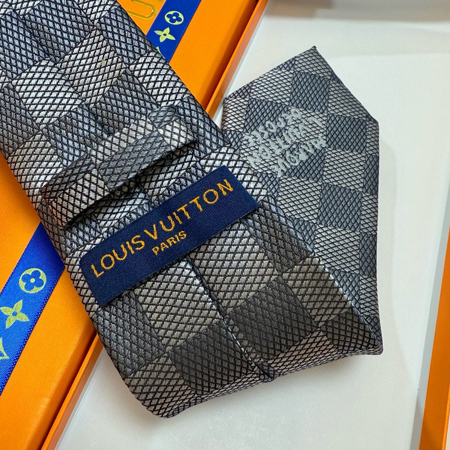特价💰 专柜同步新款 LV棋盘格领带👔👔，稀有😻😻展现精湛手工与时尚优雅的理想选择，这款领带将标志性的路