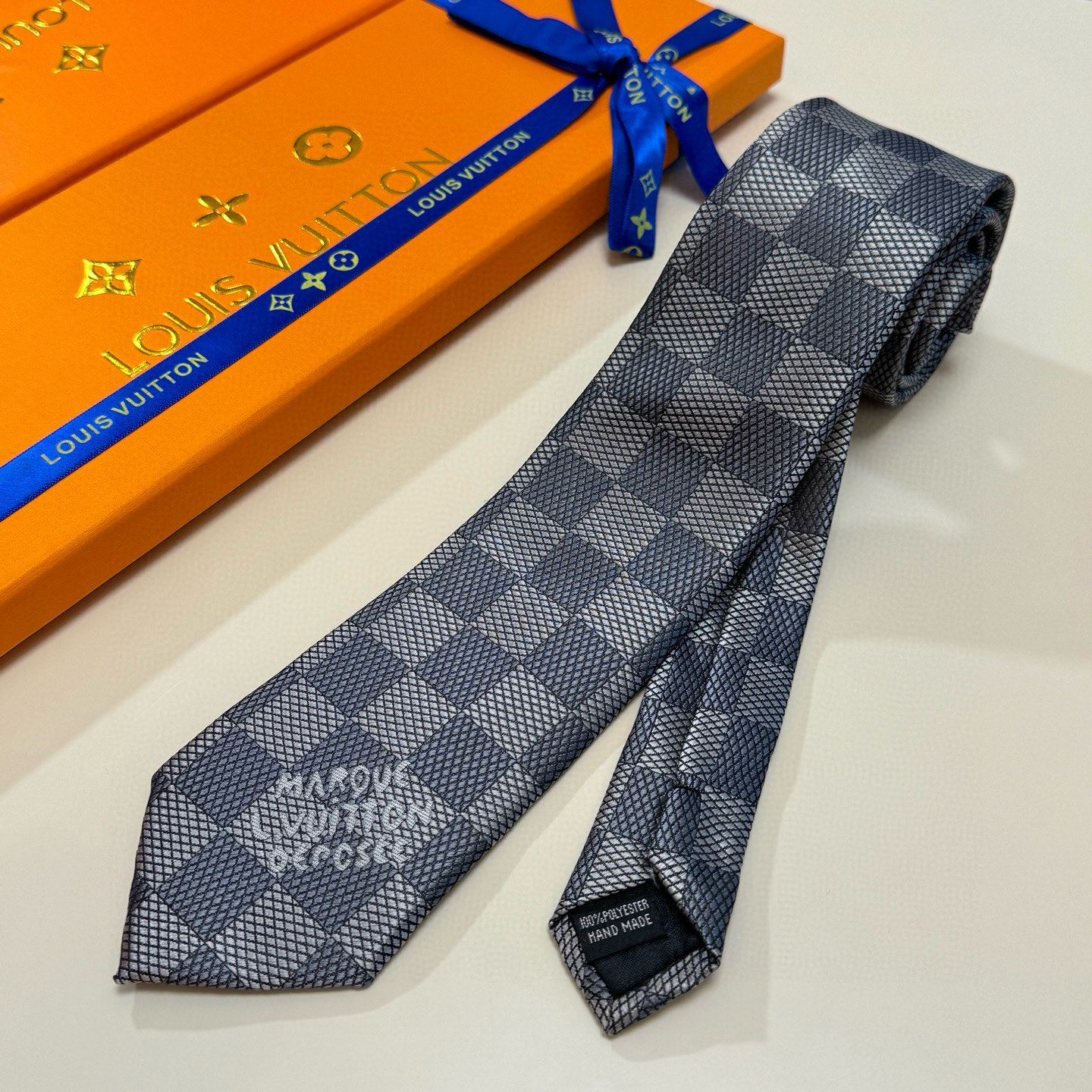 特价💰 专柜同步新款 LV棋盘格领带👔👔，稀有😻😻展现精湛手工与时尚优雅的理想选择，这款领带将标志性的路