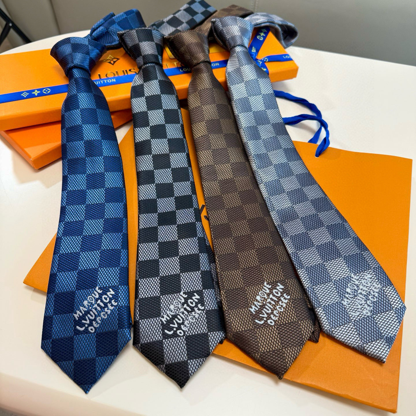 特价💰 专柜同步新款 LV棋盘格领带👔👔，稀有😻😻展现精湛手工与时尚优雅的理想选择，这款领带将标志性的路