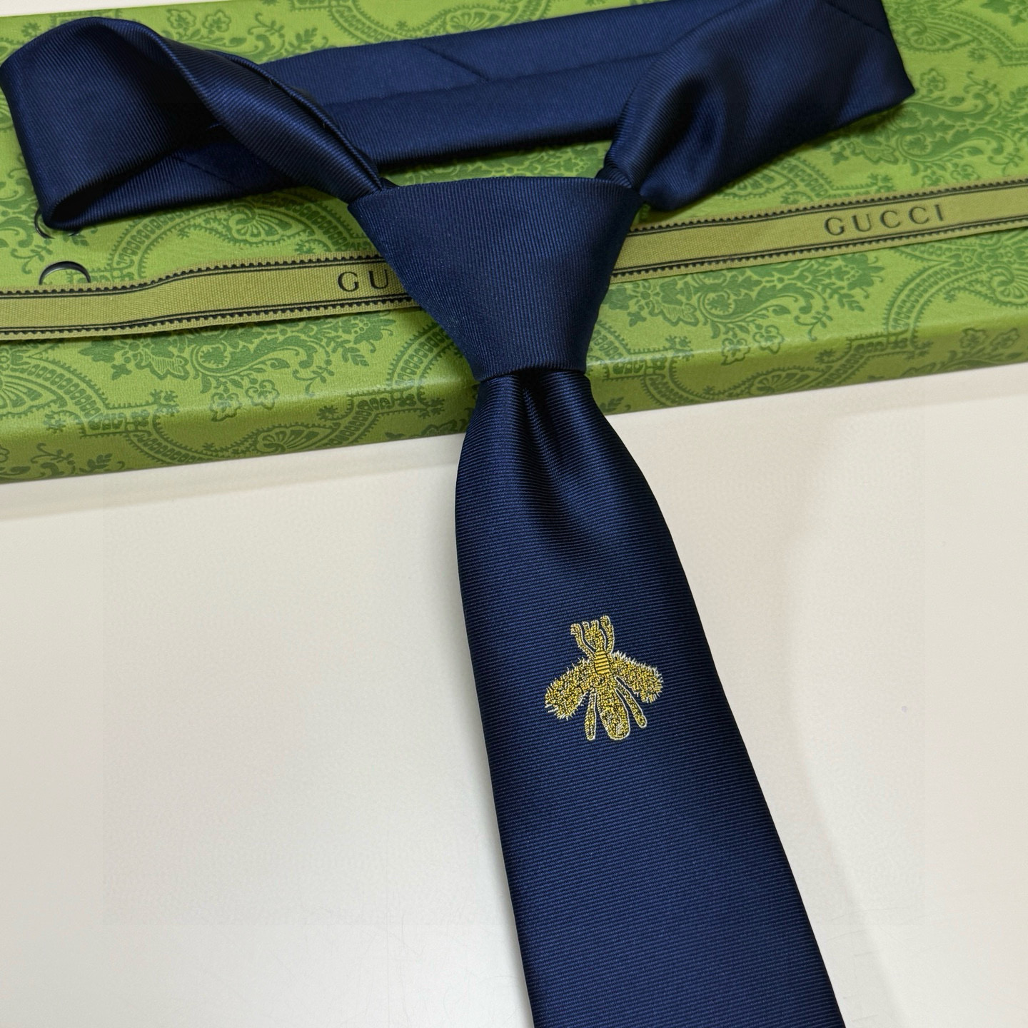 特价💰古驰gucci小蜜蜂男士领带系列蜜蜂斜纹领带】👔👔，稀有🐝🐝展现精湛手工与时尚优雅的理想选择，这款