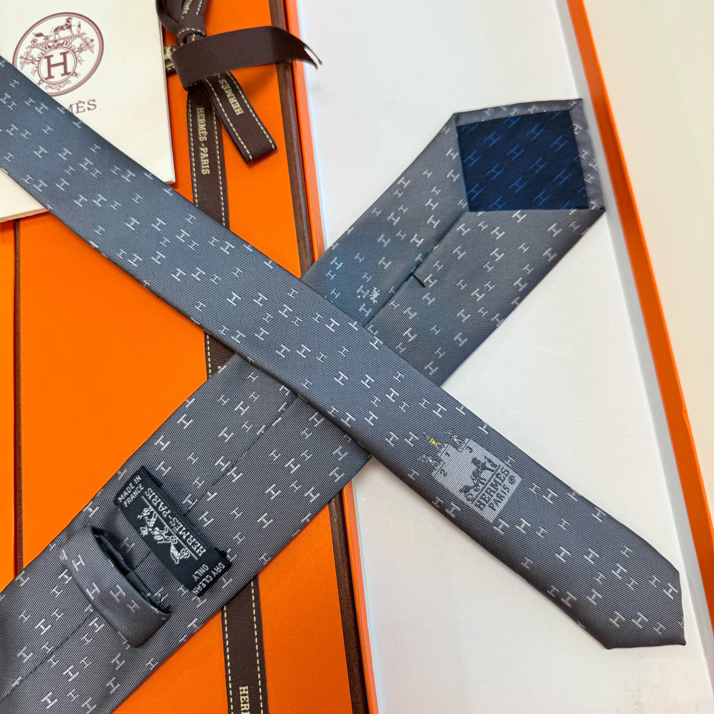 特价 爱马仕官方同步男士领带，稀有爱马仕家每年都有一千条不同印花的领带面世，从最初的多以几何图案表现骑术