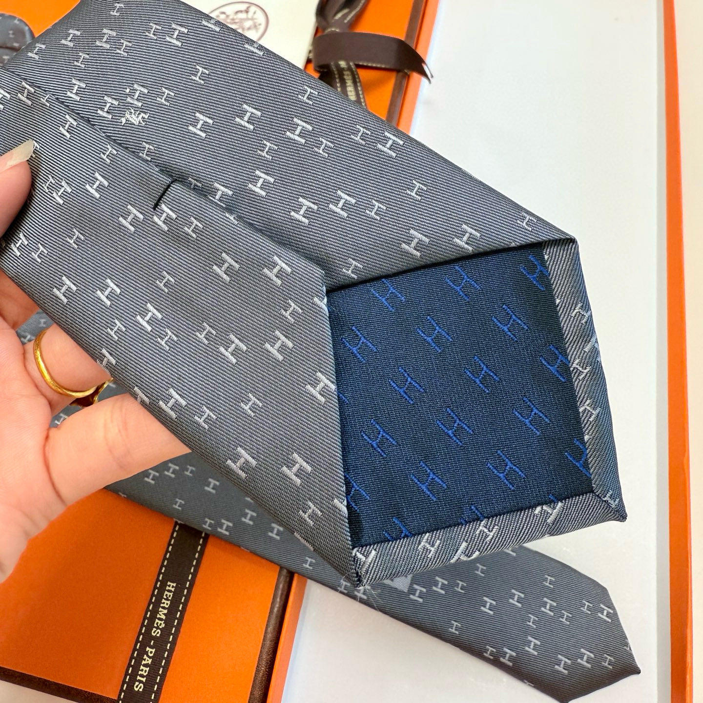 特价 爱马仕官方同步男士领带，稀有爱马仕家每年都有一千条不同印花的领带面世，从最初的多以几何图案表现骑术