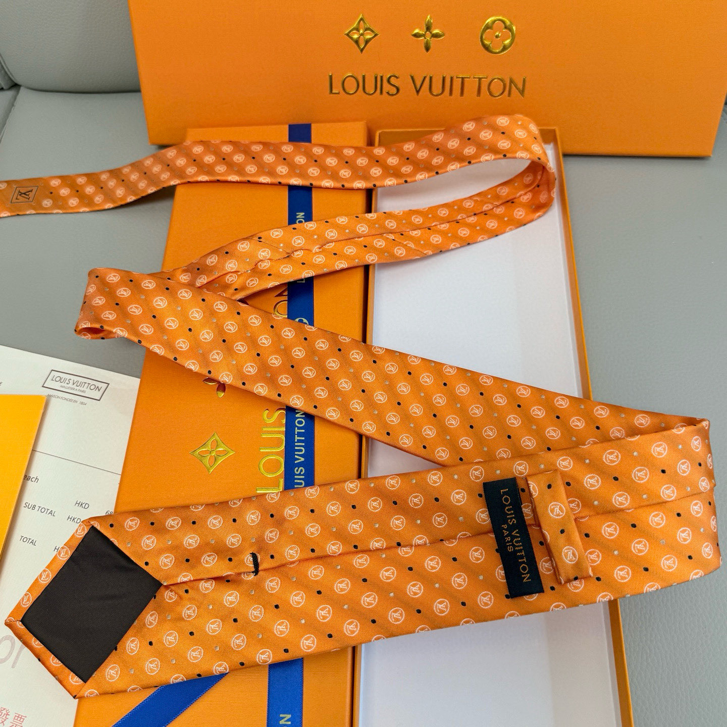  Lv字母标识领带，稀有😻😻展现精湛手工与时尚优雅的理想选择，此款真丝织就的Diamonds V领带以奢